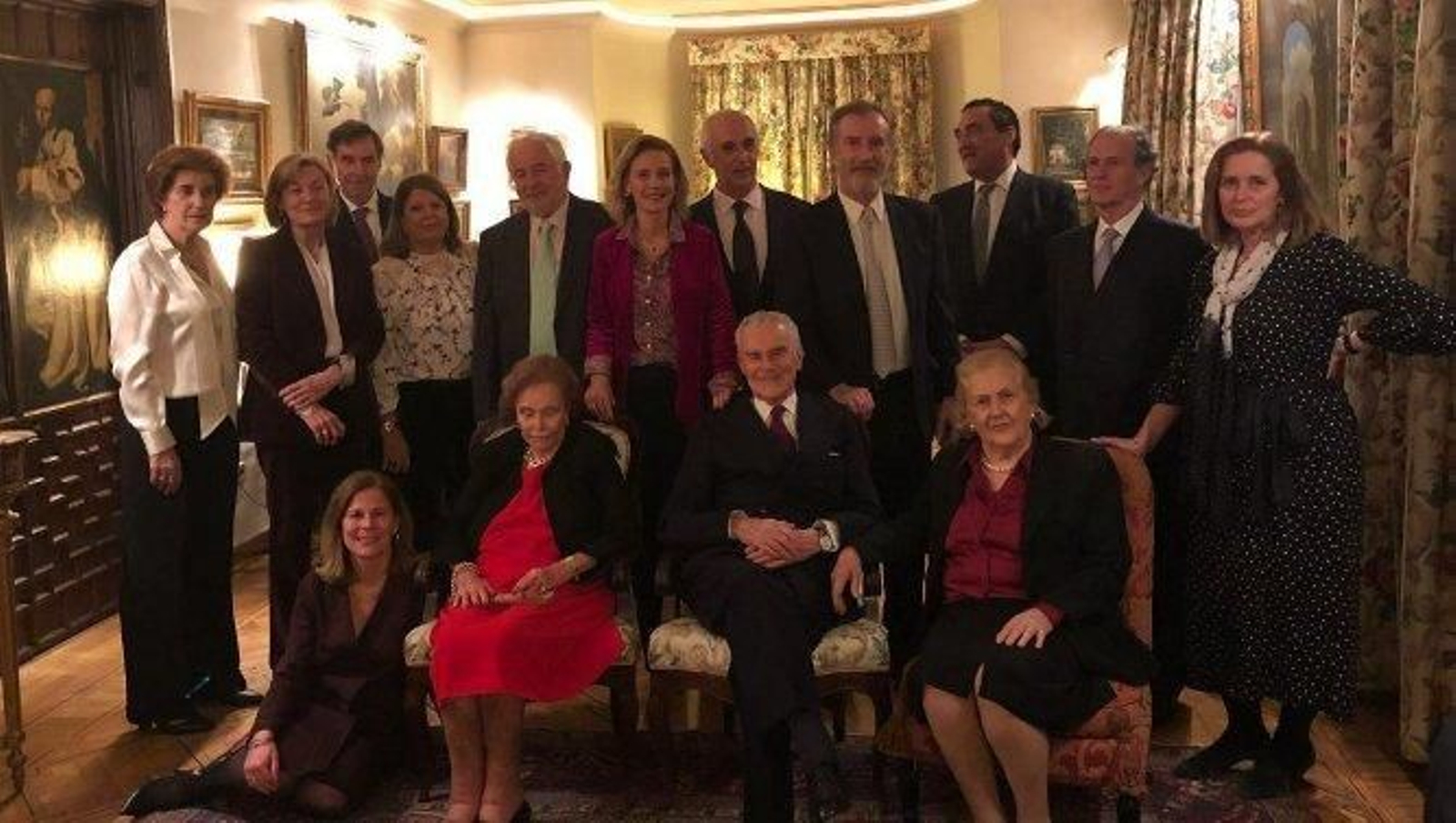 El anfitrión con su mujer Toty Picardo, sus hijos Adolfo, Carmen, Toty e Isabel Príes y Picardo, su prima Babela Benjumea Príes, Paloma López de Sá, Ramón de Abaroa, José María de la Villa, Pali Fernando y Javier Gómez-Acebo Príes, Helena Núñez y Felipe Font.