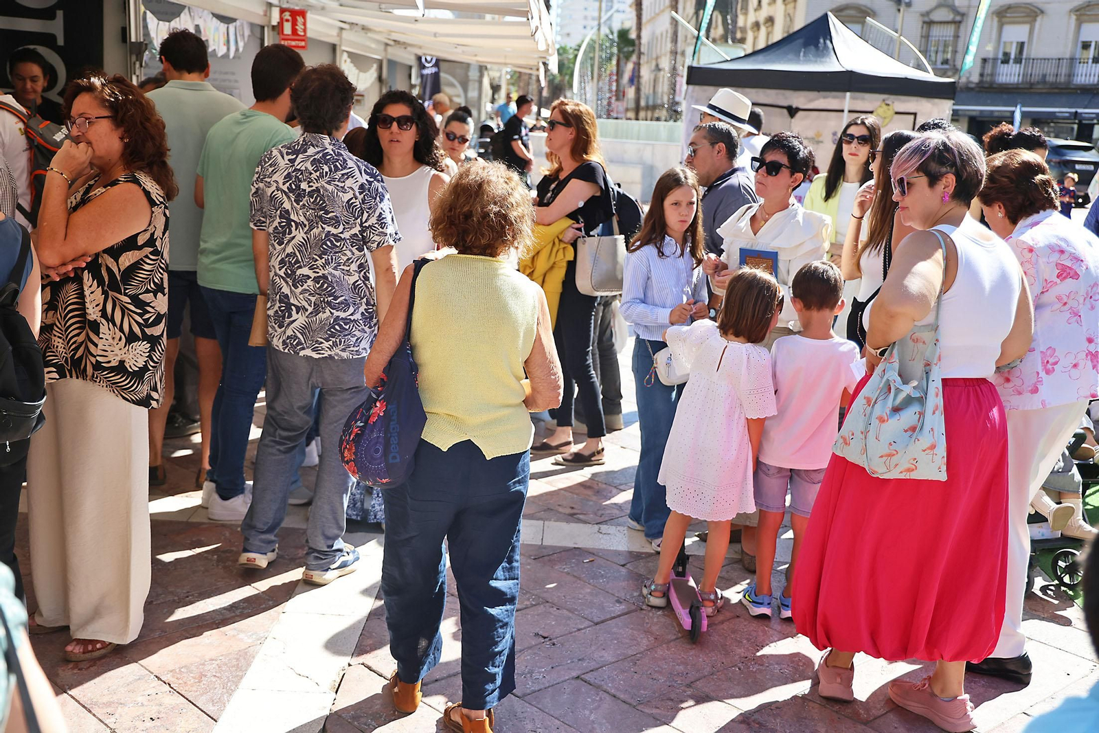 Imágenes del ambiente en la Feria del Libro de Huelva