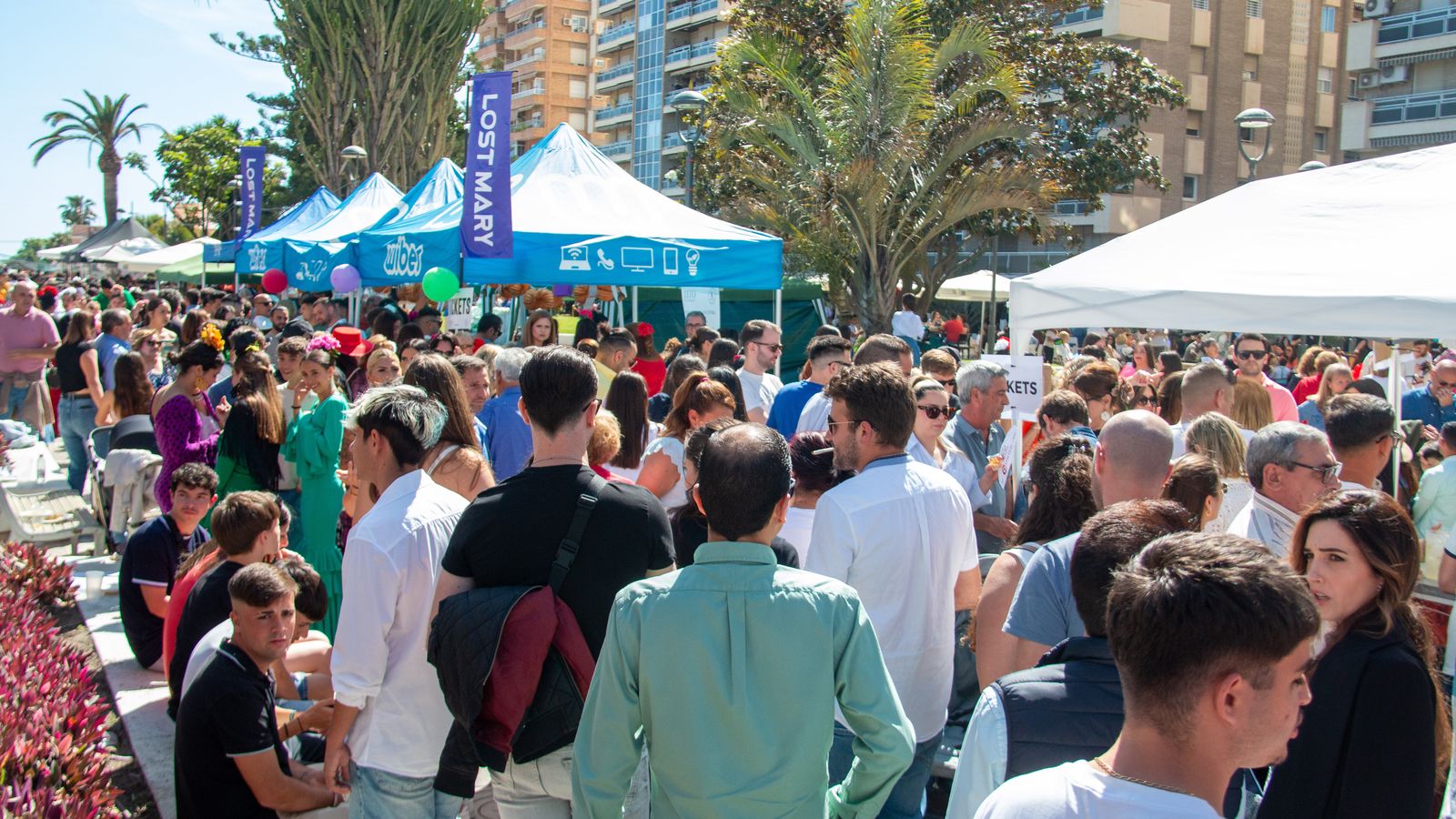 Multitud de personas han disfrutado de la primera jornada de las Cruces