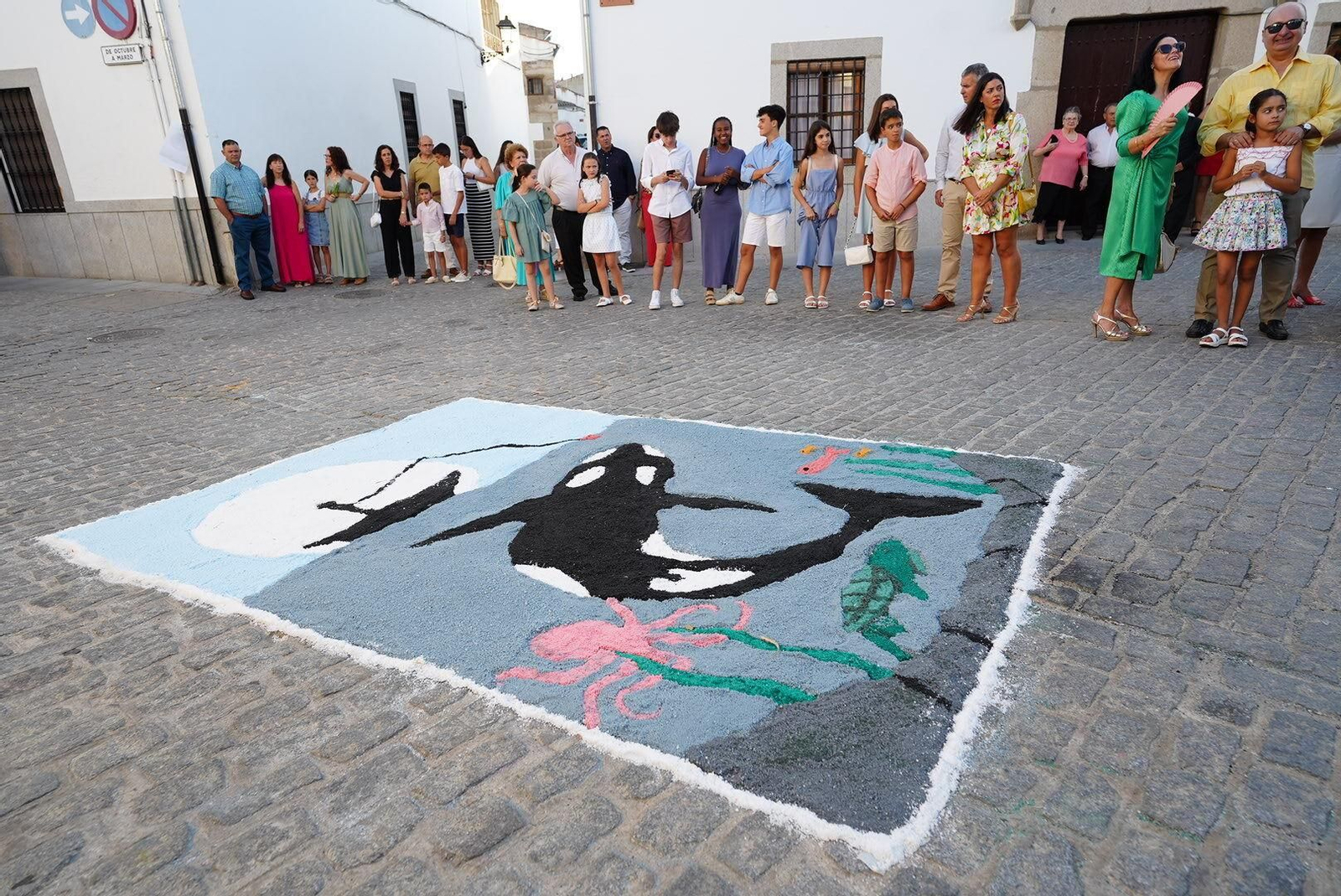 La procesión de San Roque en Dos Torres sobre las alfombras de sal, en imágenes