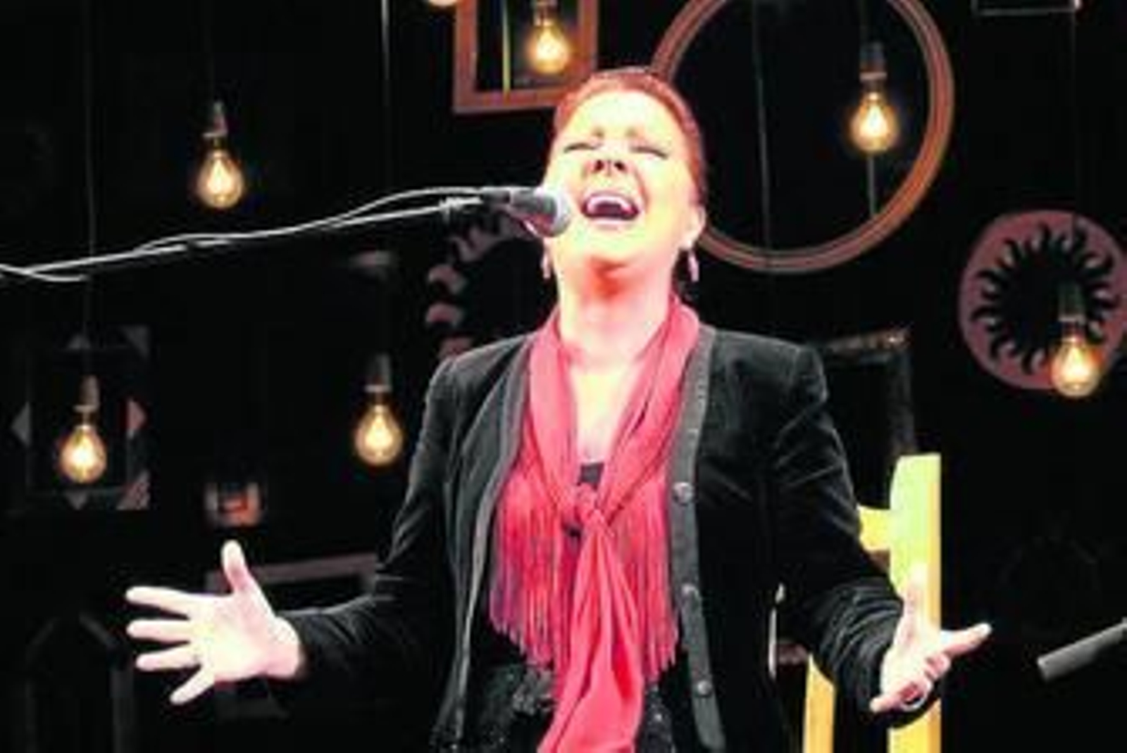 encima del millón de pesetas 2. El Cabrero. 3. Chocolate, durante una actuación en la Bienal de Flamenco 4. La cantaora Carmen Linares.