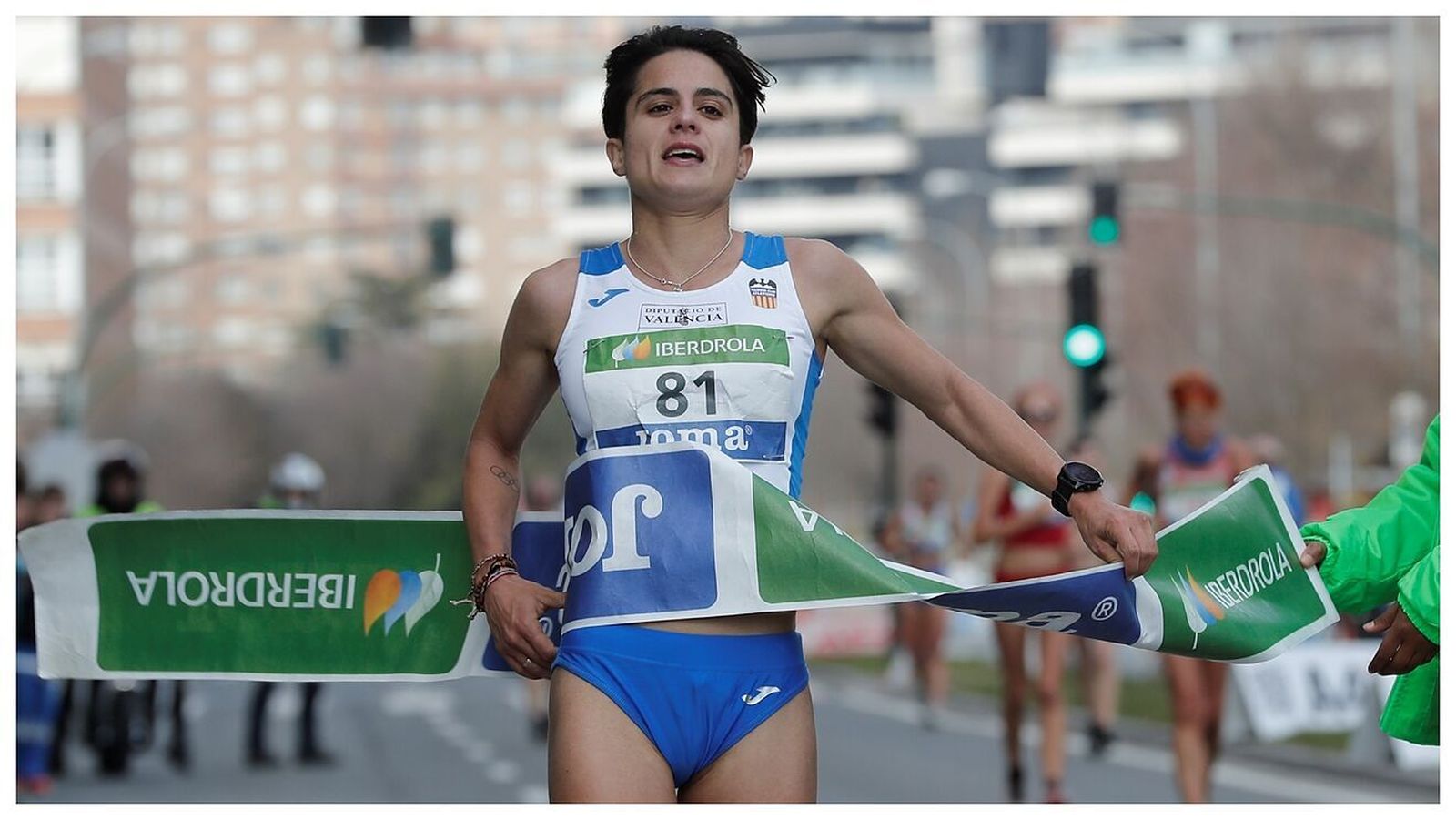María Pérez entra ganadora en la meta de Pamplona