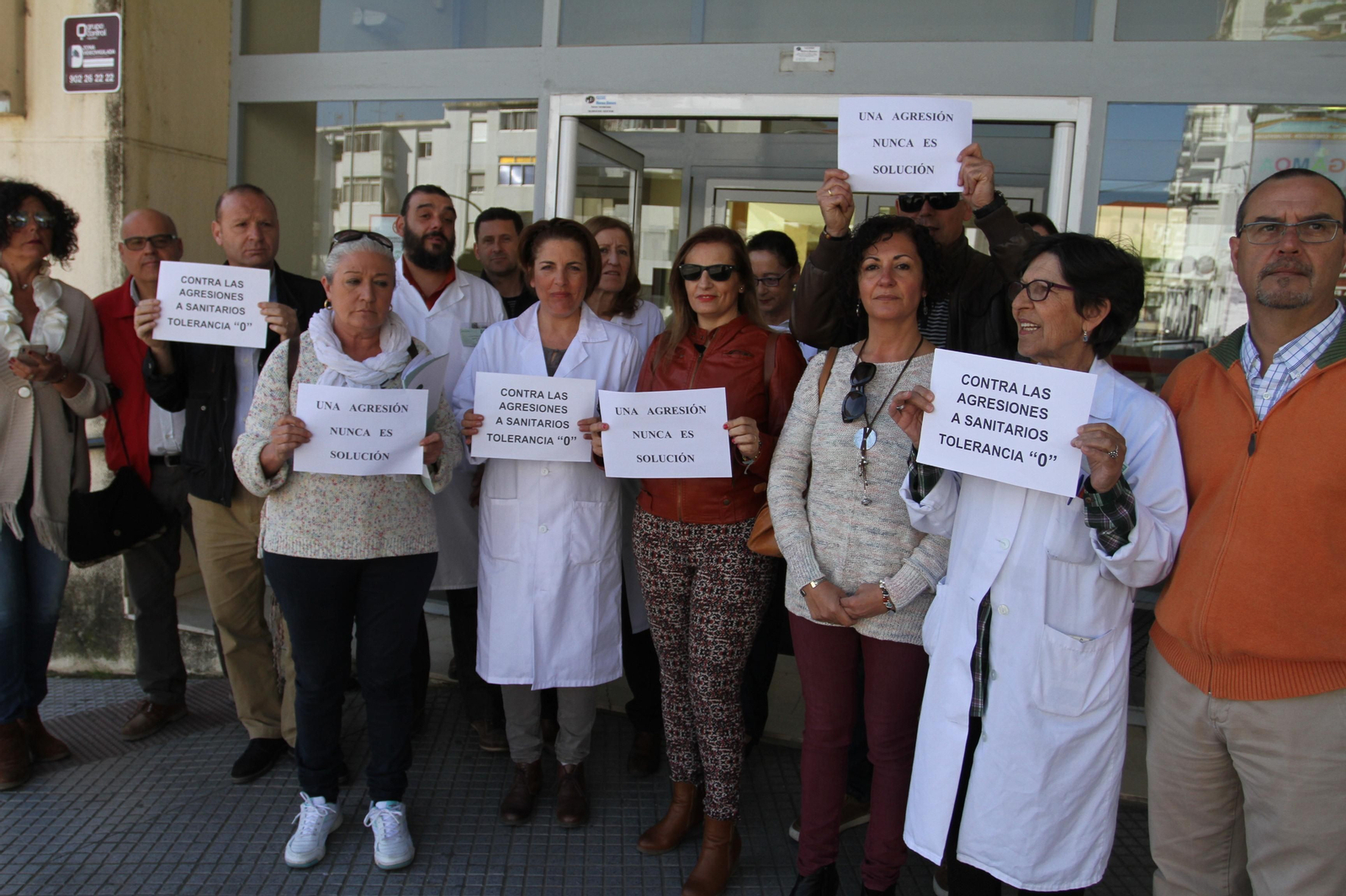 Concentración contra una agresión en Adoratrices.