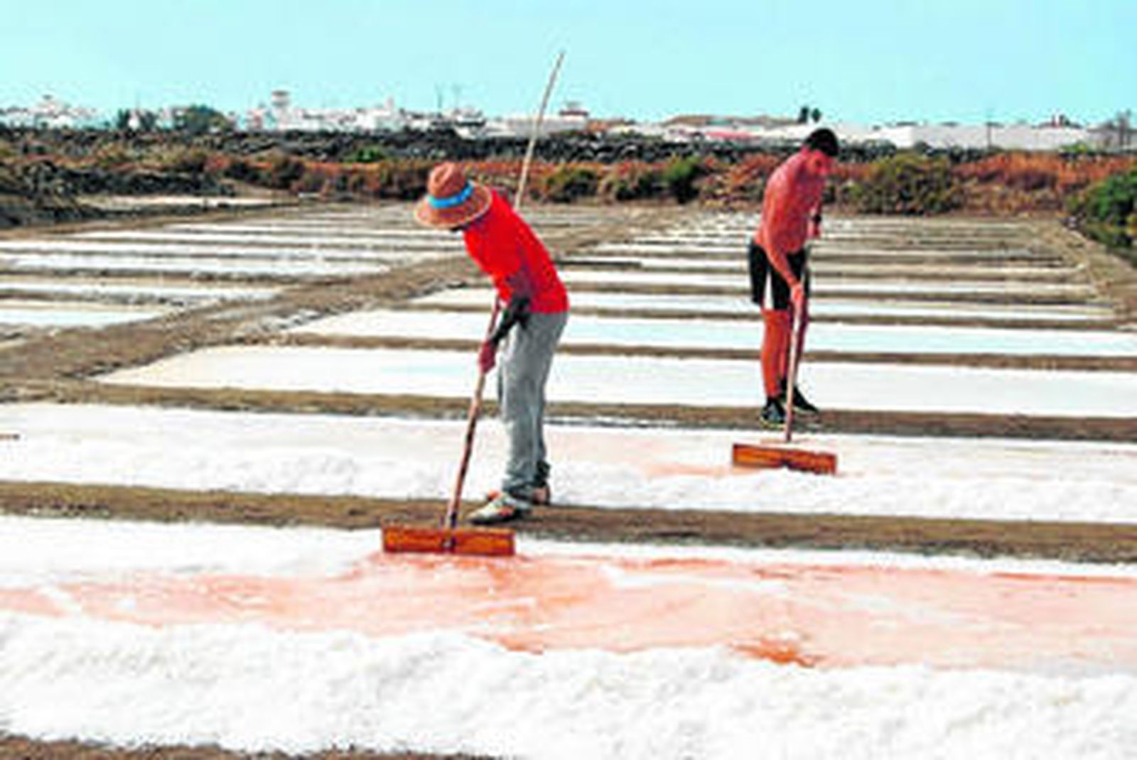 El sacador extrae los diferentes tipos de sal de la pila con herramientas fabricadas en madera.