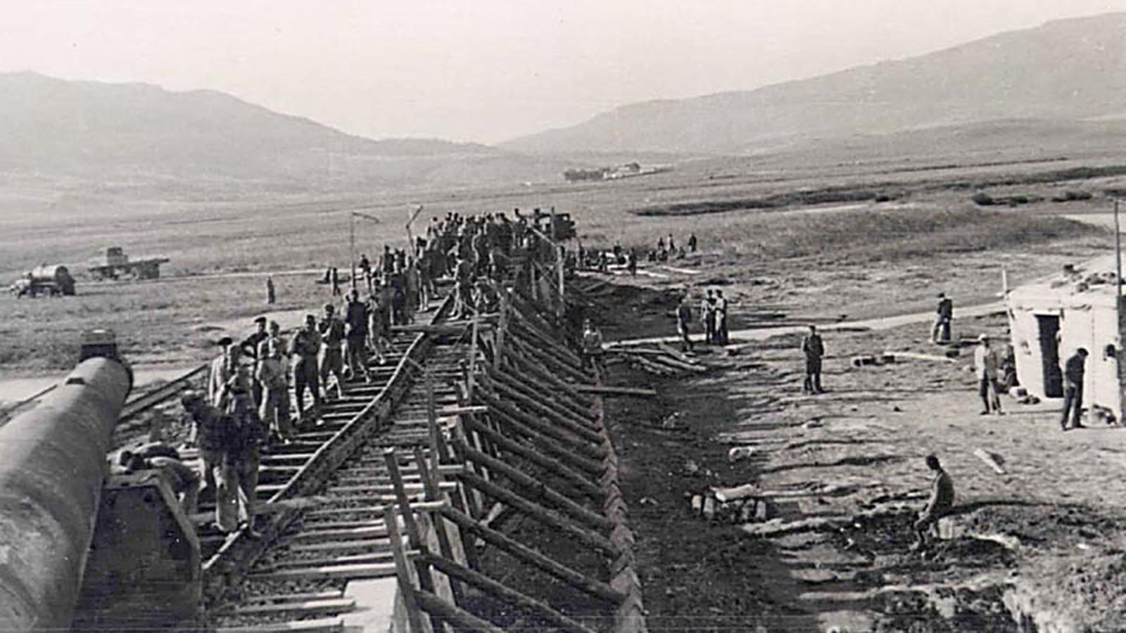 Paso del cañón sobre el puente del rio Jara