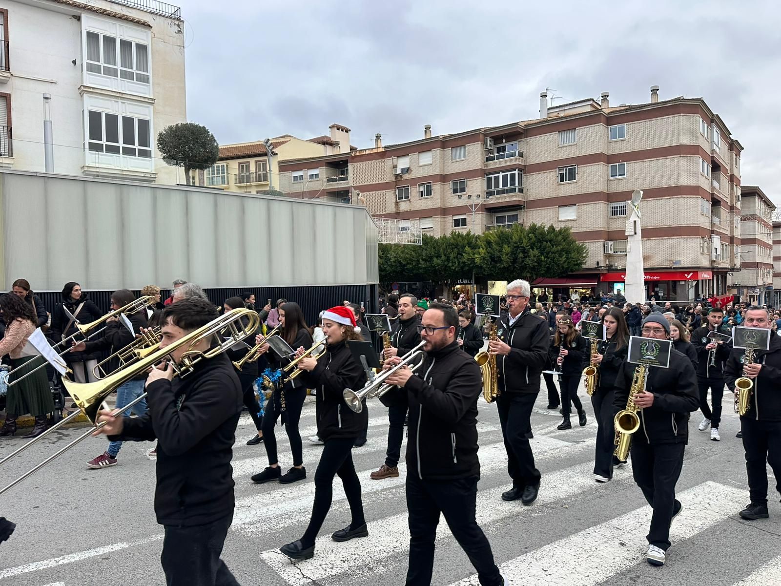 De la Residencia de Mayores a las calles: imágenes del paso de los Reyes Magos por Huércal-Overa