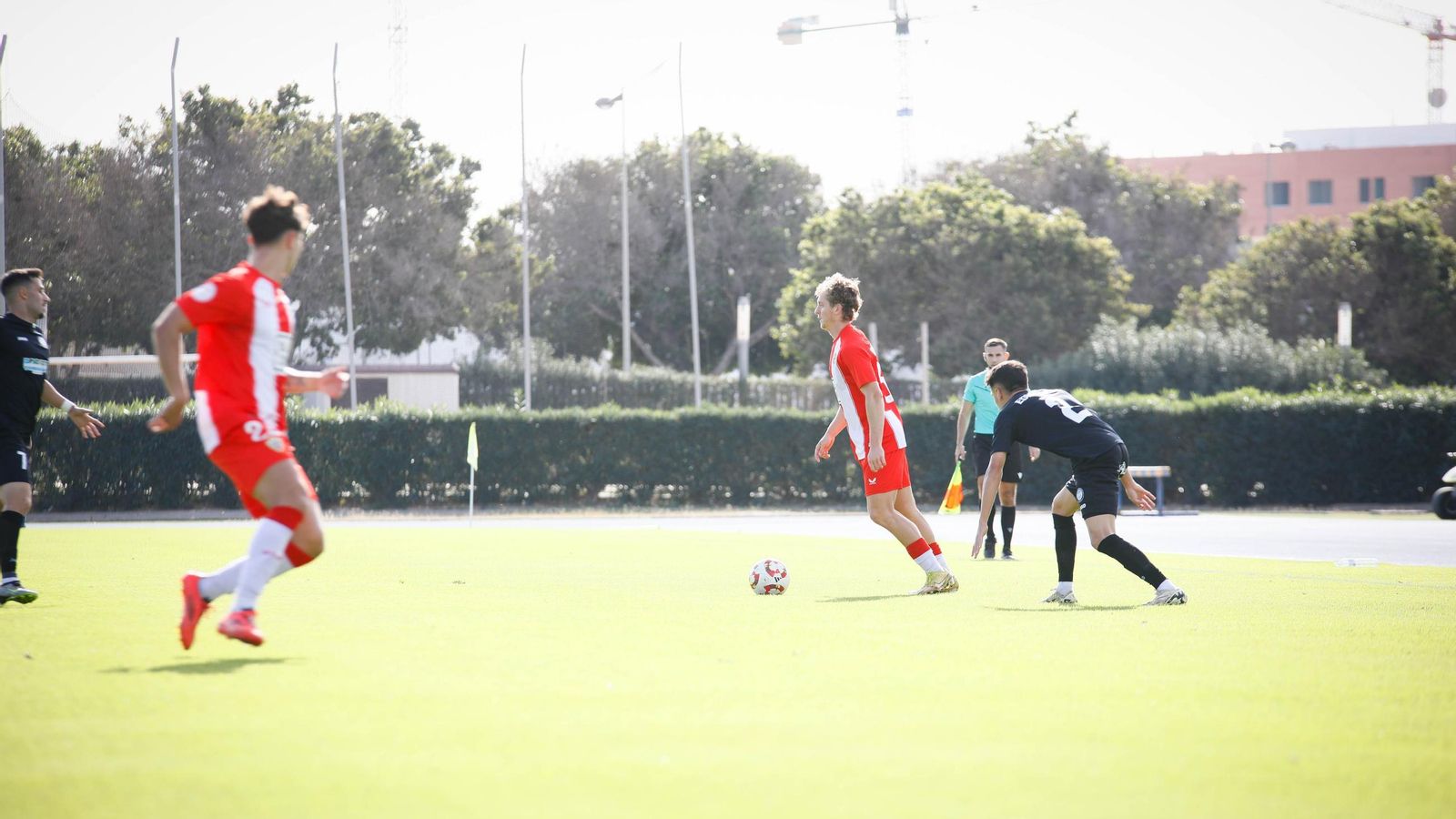 Ballestero observa las posibilidades de pase durante una acción del partido frente al Juventud de Torremolinos.