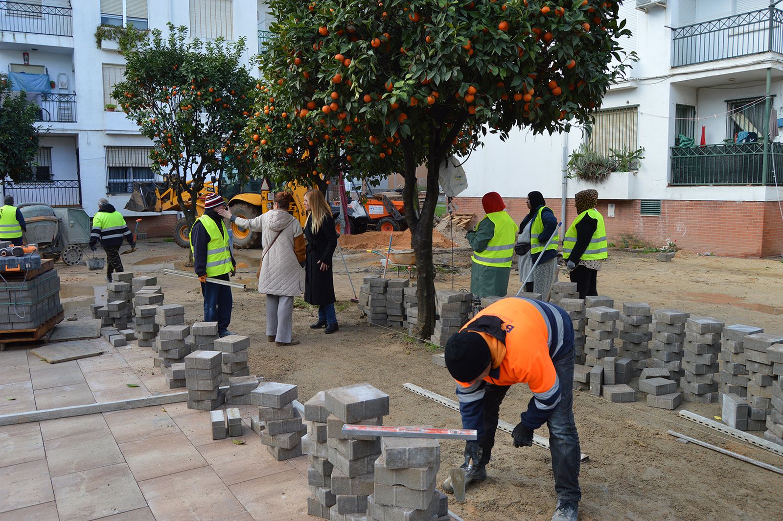 Visita a las obras del PFEA en la barriada Juan Carlos I de la localidad onubense.