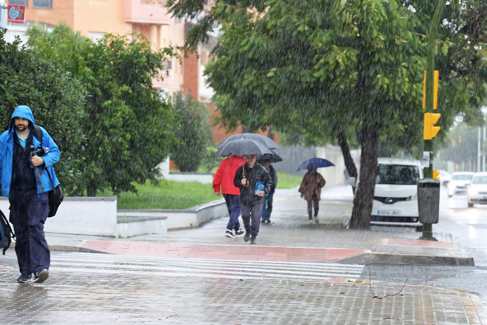 Imágenes de la lluviosa mañana de sábado en Huelva