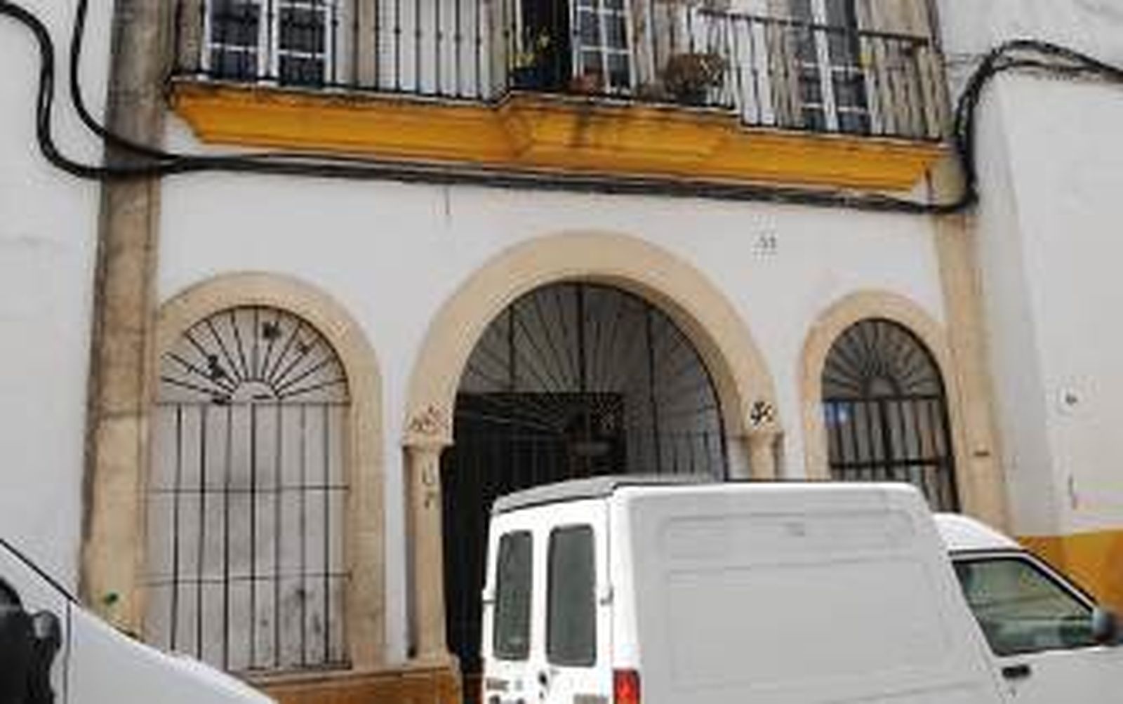 Le causa graves heridas en un ojo golpeándole con un palo de golf