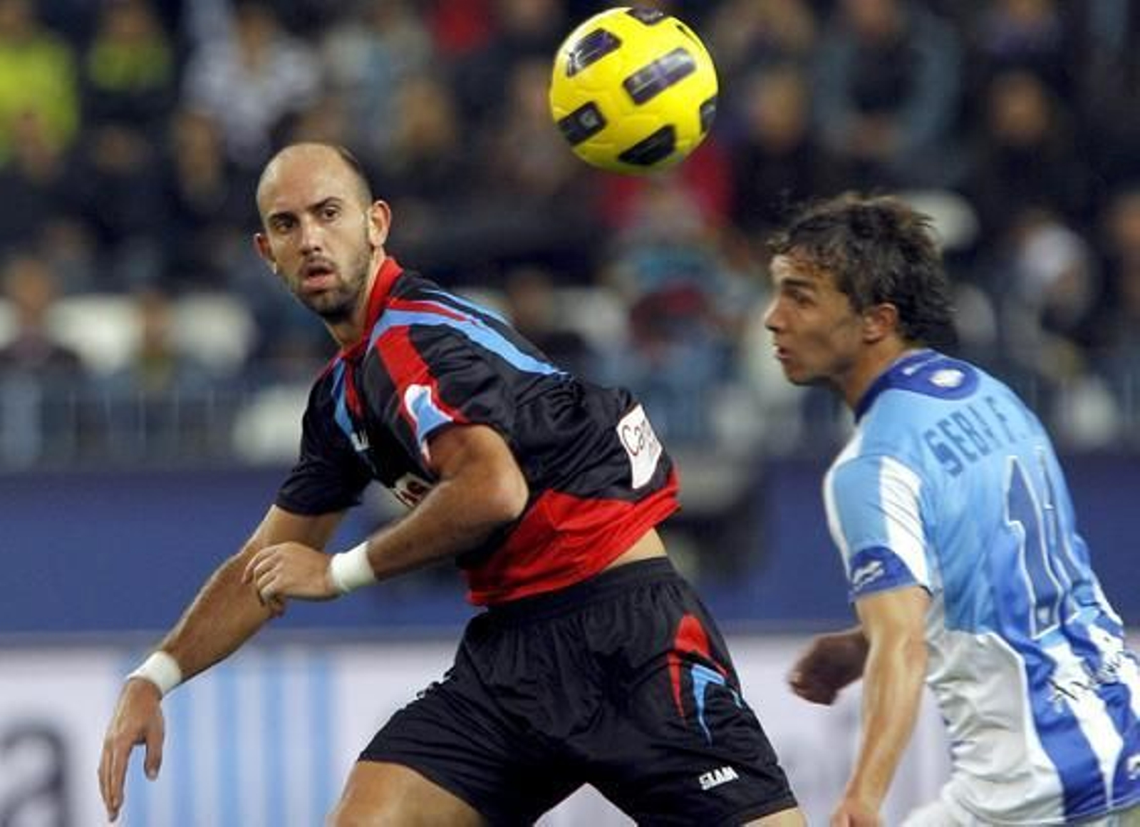 El Málaga recobra el pulso después de golear en casa 4-1 al Racing de Santander. / EFE