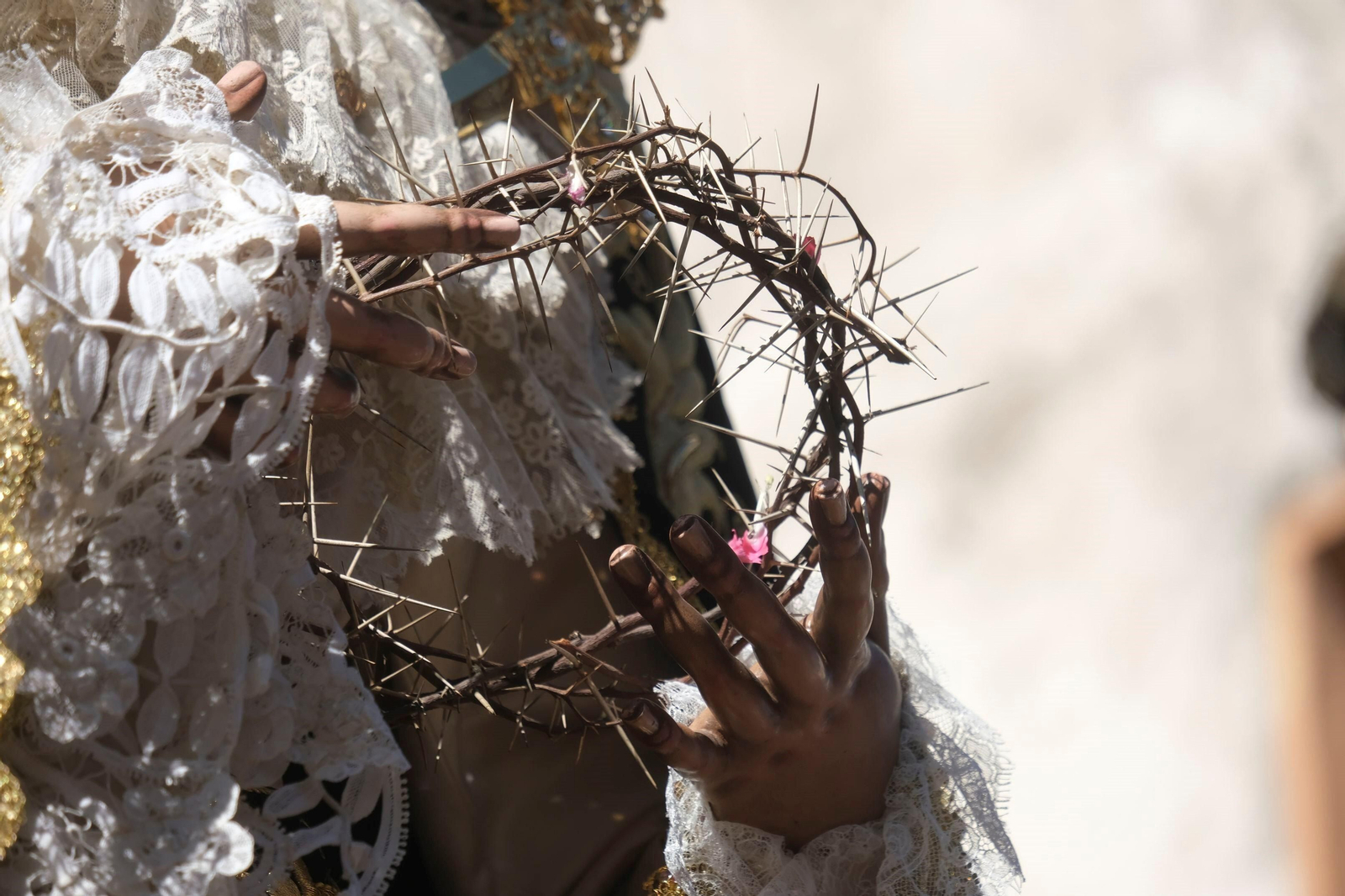 Viernes Santo en Córdoba: la procesión de La Soledad, en imágenes