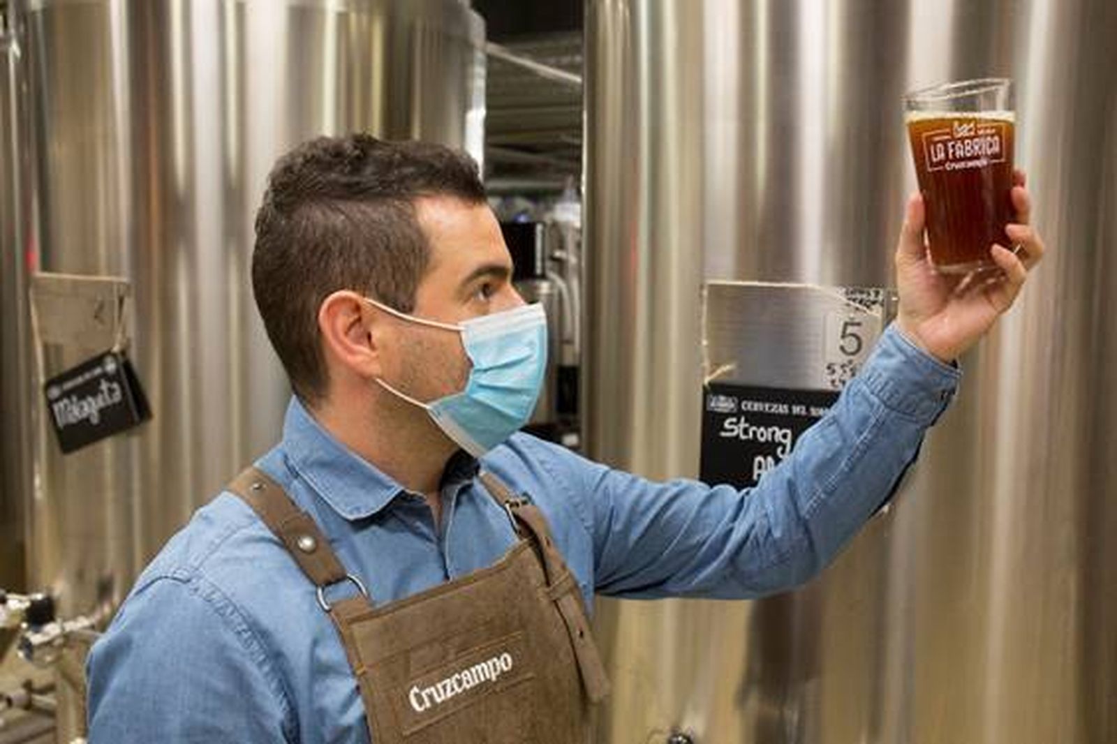 La cerveza artesana Cruzcampo Strong Ale se produce en La Fábrica de Cruzcampo en Málaga.