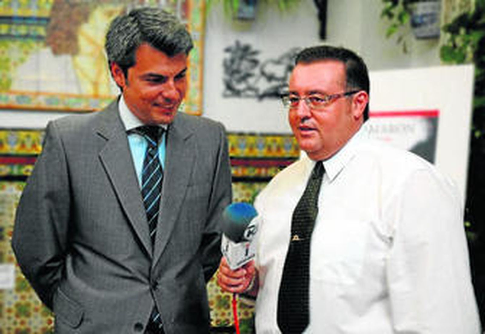 El delegado de Cultura, Francisco J. Romero, con Lolo Picardo, de la Venta de Vargas, la semana pasada.