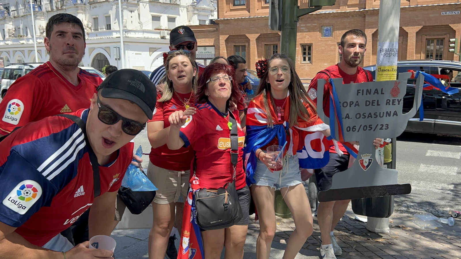 Búscate en la galería gráfica de las aficiones de Osasuna y Real Madrid en Sevilla