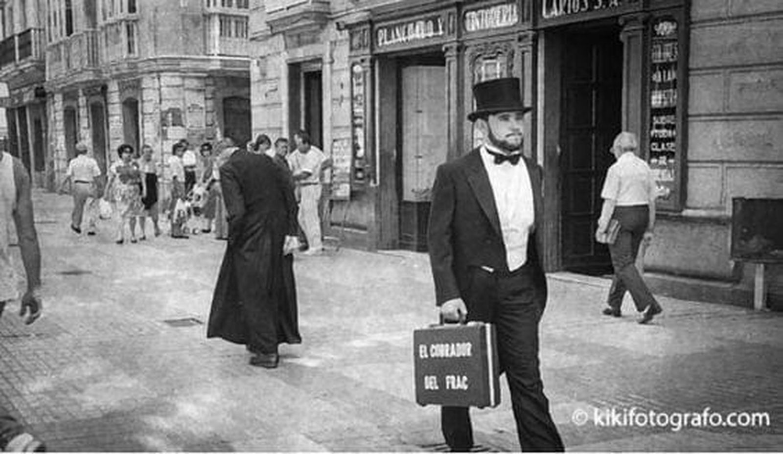 El Cobrador del Frac y el padre Cerón. Foto Kiki