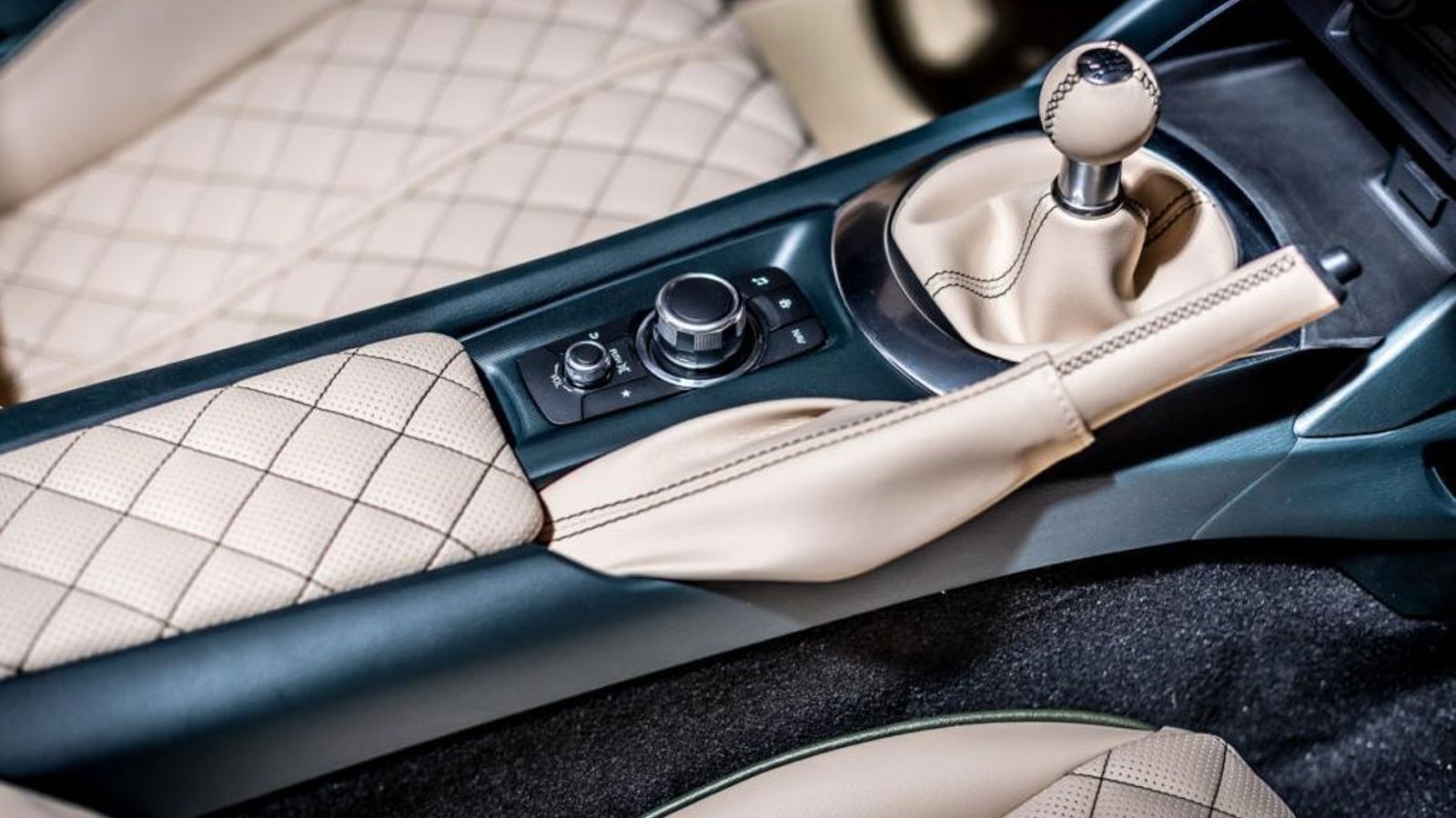 Los detalles artesanales son la razón de ser de todo Hurtan desde el nacimiento de este carrocero granadino, también del nuevo Grand Albaycín.