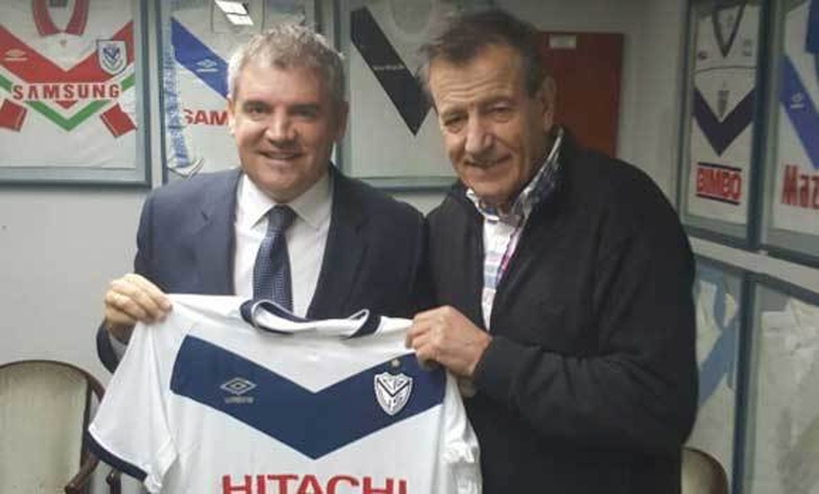 Vizcaíno posa con la camiseta de Vélez Sarsfield.