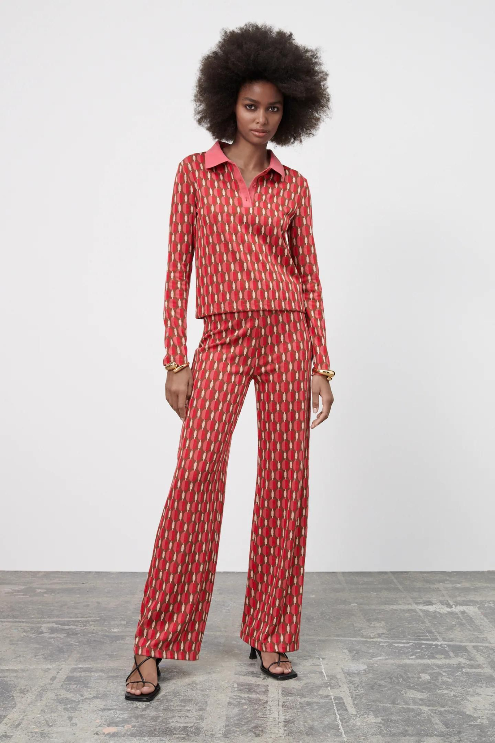 Conjunto con estampado geométrico rojo de Zara.