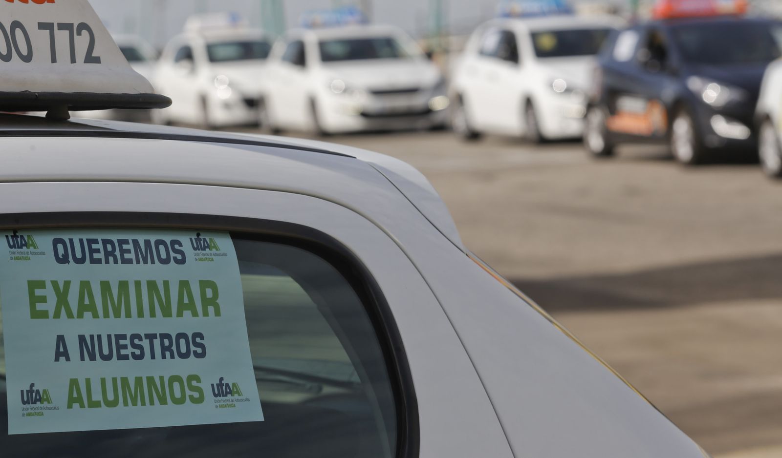 Los vehículos de las autoescuelas circulan por Málaga durante su protesta.
