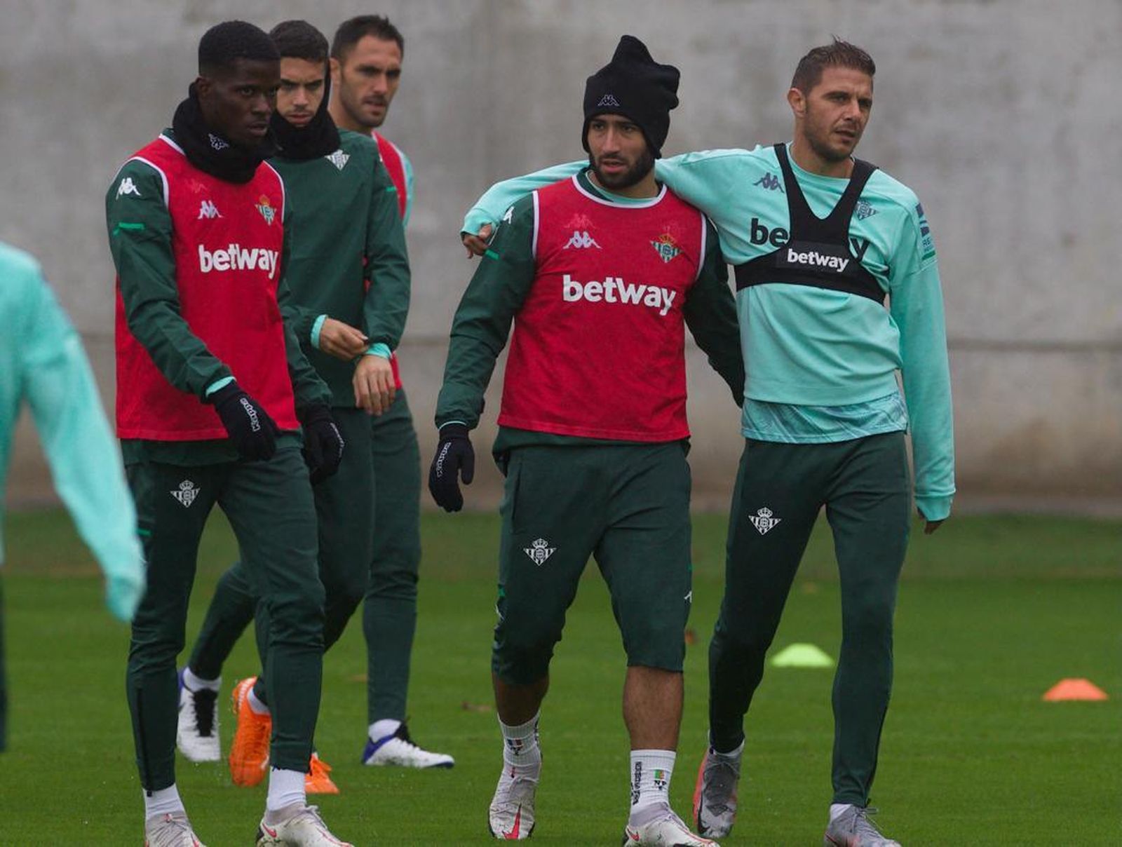 Fekir, junto a Joaquín, en el entrenamiento del pasado jueves.