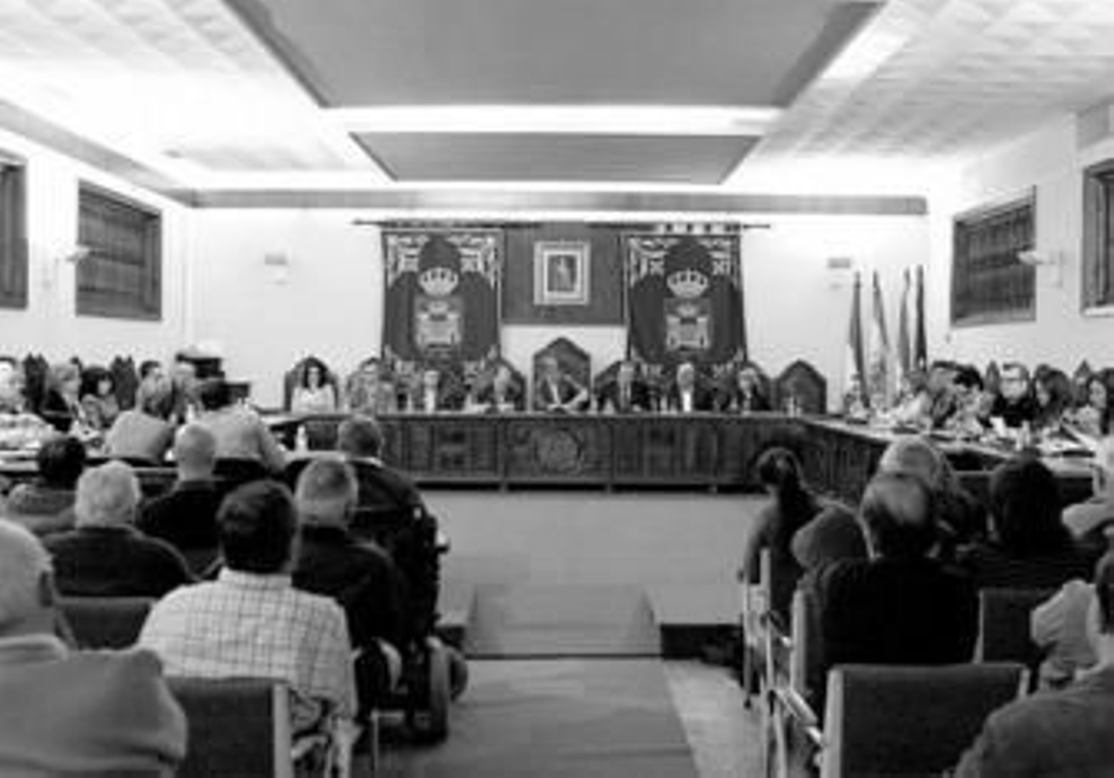 Imagen del salón de plenos del Ayuntamiento, ayer durante la sesión de rechazo del reportaje de 'Cuatro'.