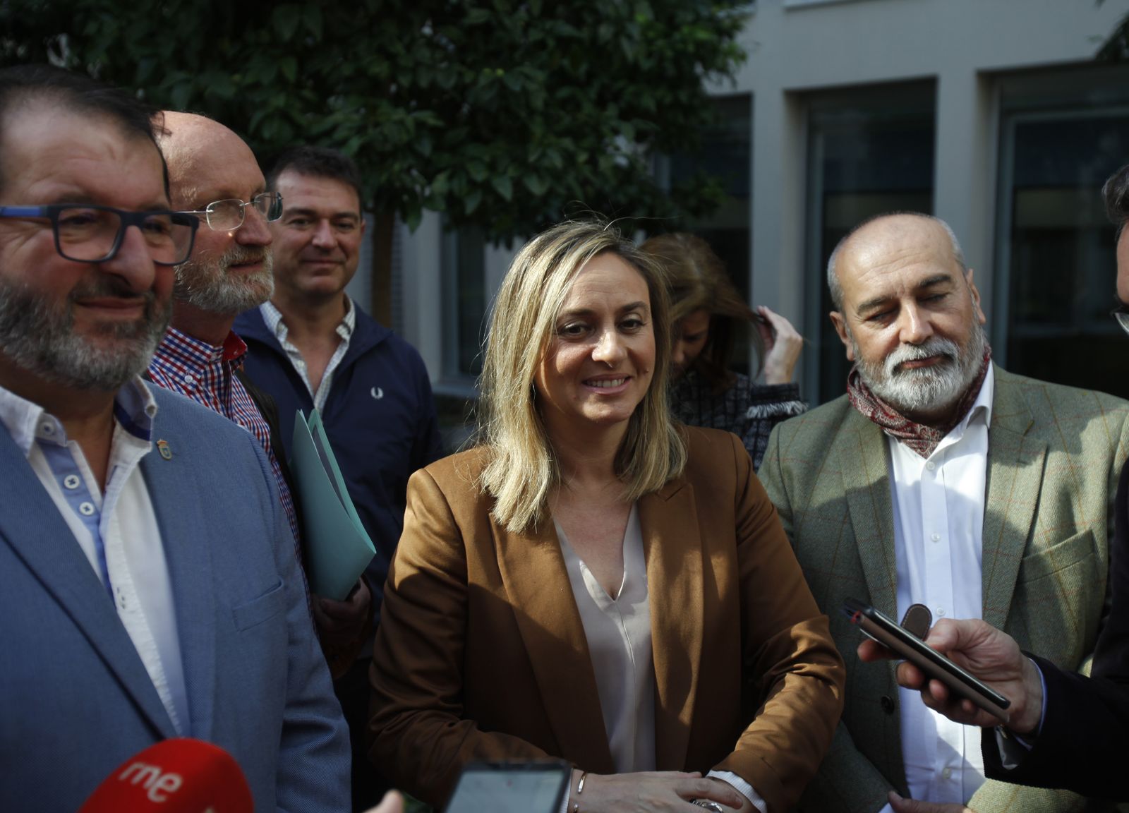 La consejera de Fomento, con afectados de viviendas irregulares, este miércoles en Sevilla.