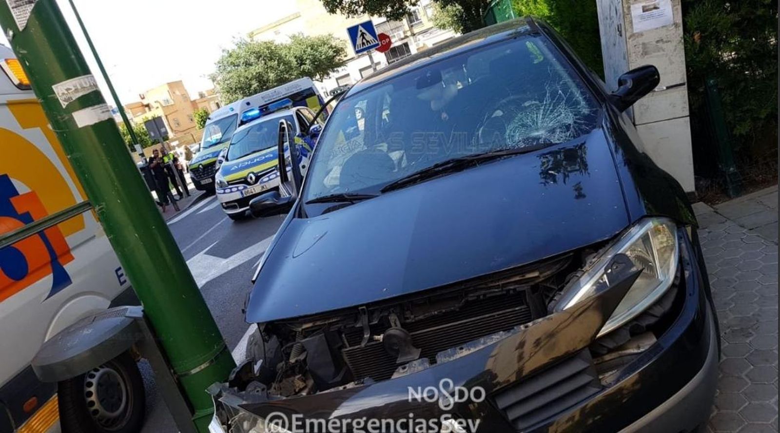 Estado del vehículo involucrado en un accidente en el que resultaron heridos un anciano y un bebé.