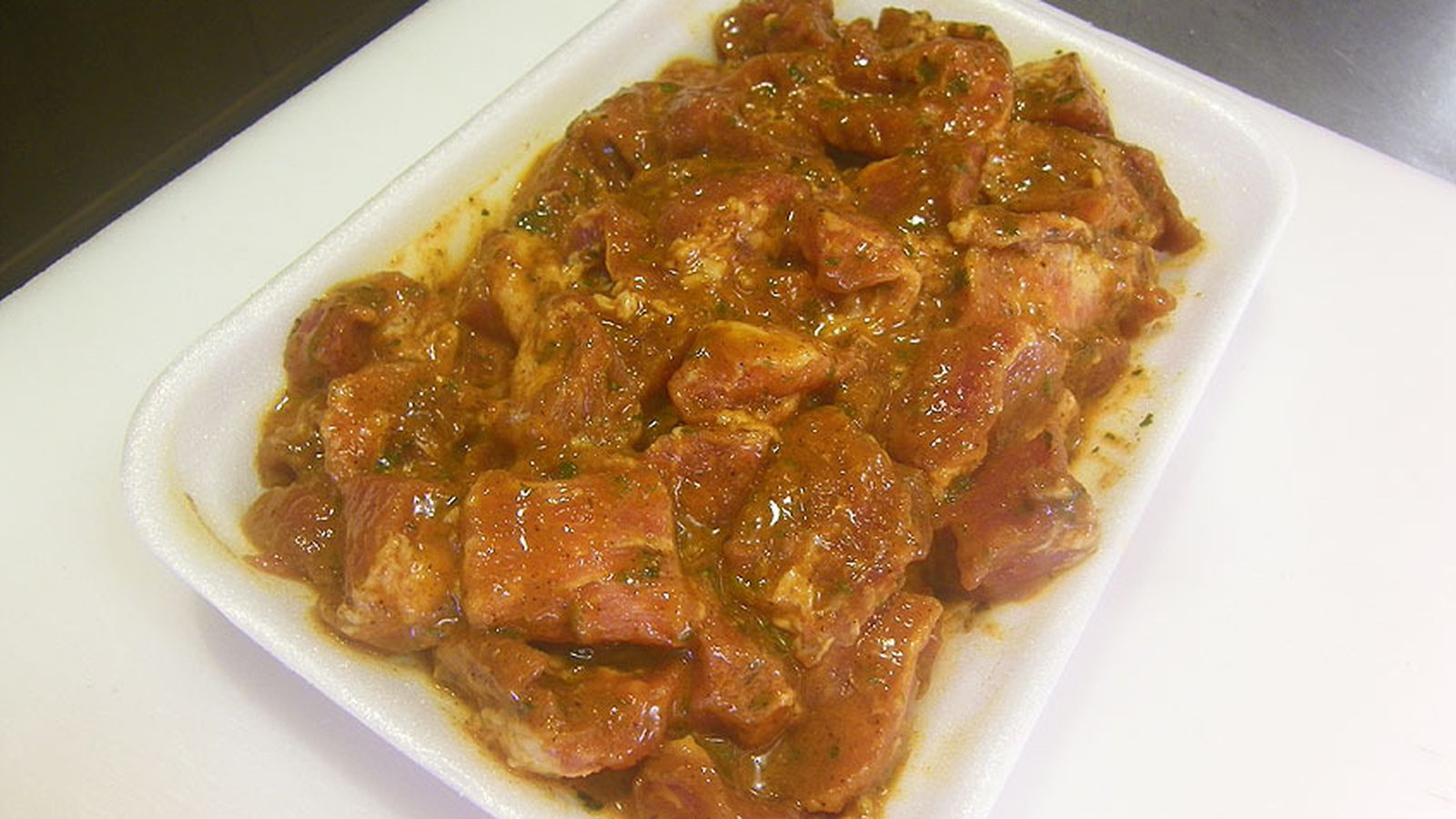 Los pinchitos, en el aliño.