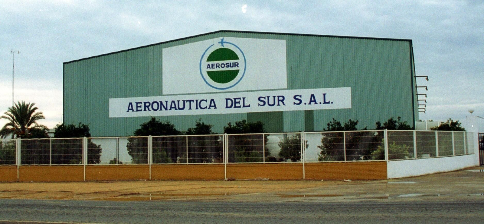 La nave que tenía Aerosur en Alcalá  de Guadaira, en la antigua carretera de Torreblanca a Mairena del Alcor.