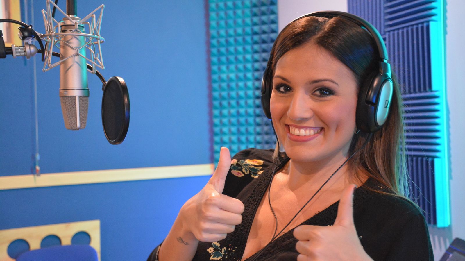 Miriam Ballesteros, una de las voces del disco, durante la grabación del mismo.