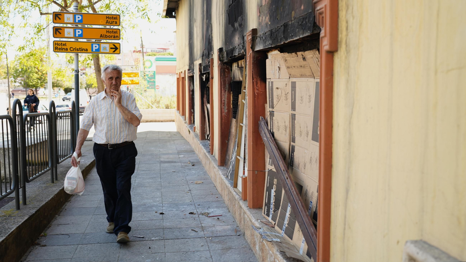 Fotos del edificio abandonado en la avenida Gesto por la Paz de Algeciras una semana después de incendiarse