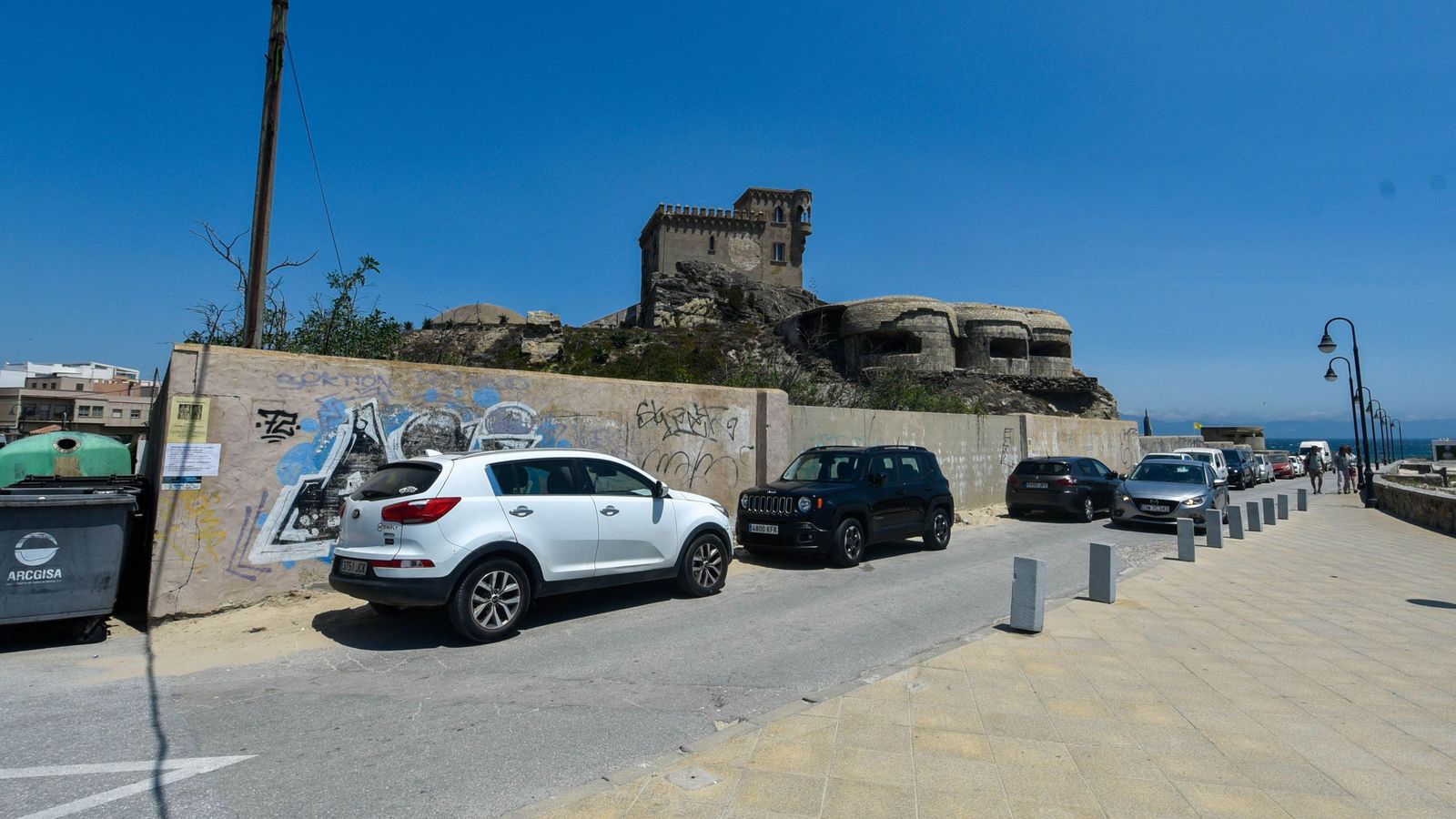 Acera actual del paseo marítimo junto a la playa de Los Lances.