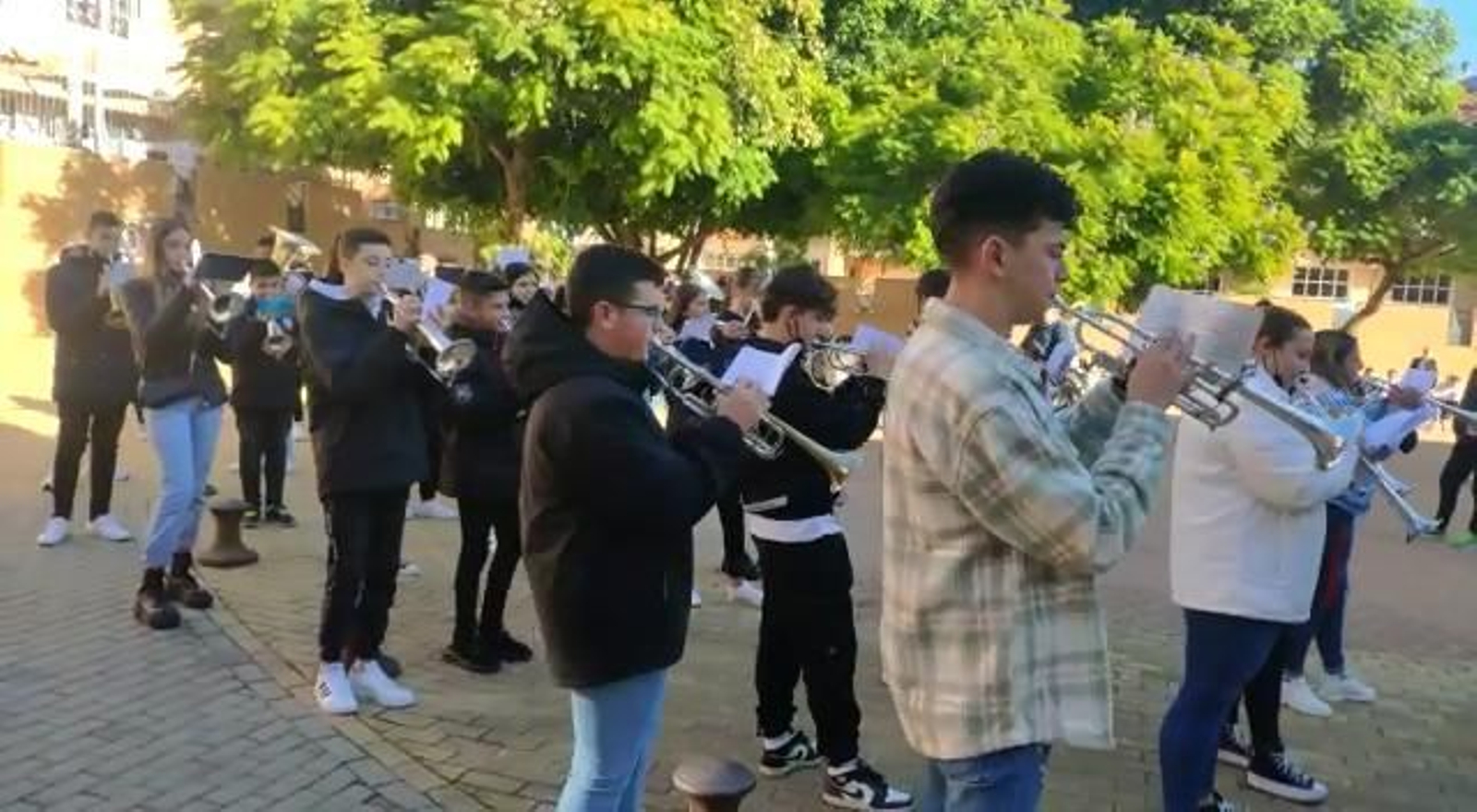 Las bandas tocan por La Hispanidad. Las bandas tocan por La Hispanidad.