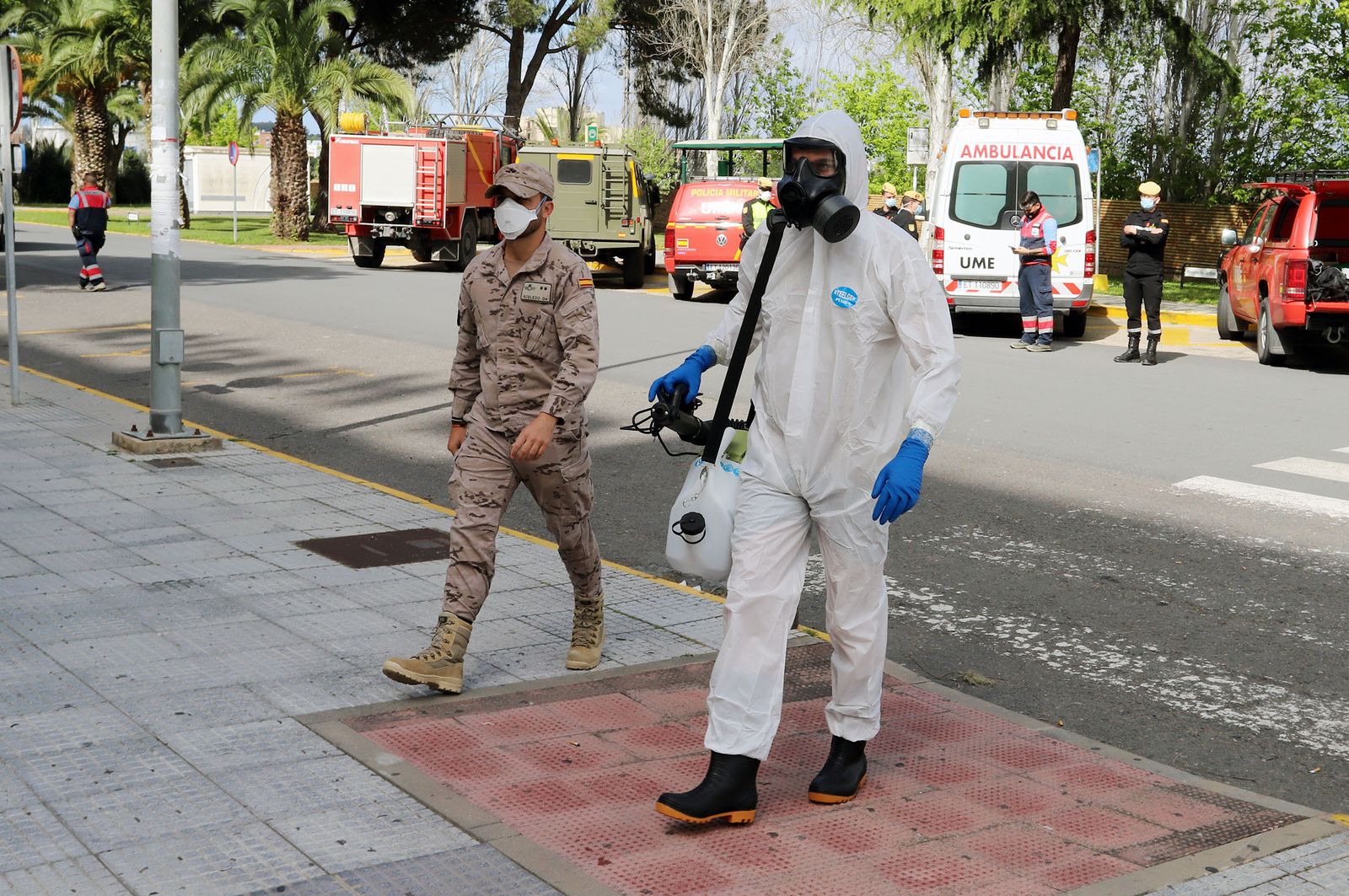 Imágenes de las tareas de desinfección de la UME en el Hospital Infanta Elena