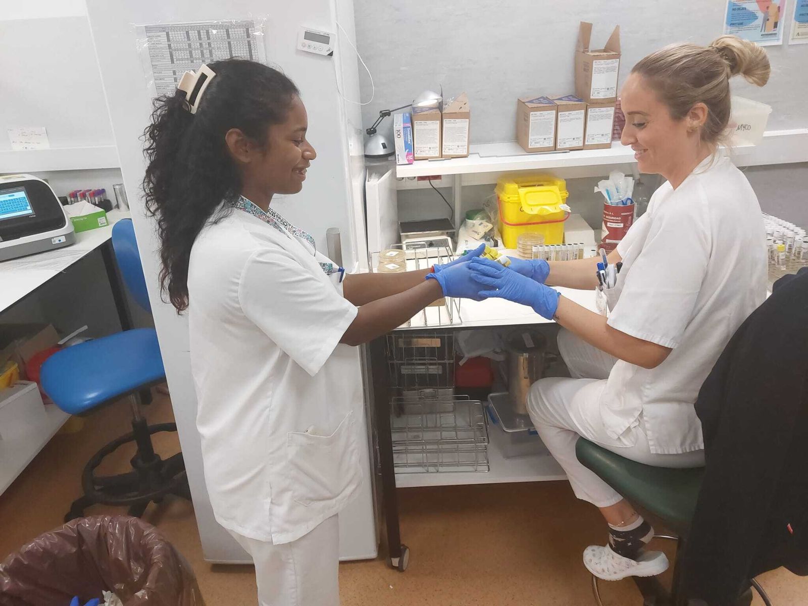 Alumnado de Formación Profesional durante sus prácticas en el Hospital Universitario Torrecárdenas