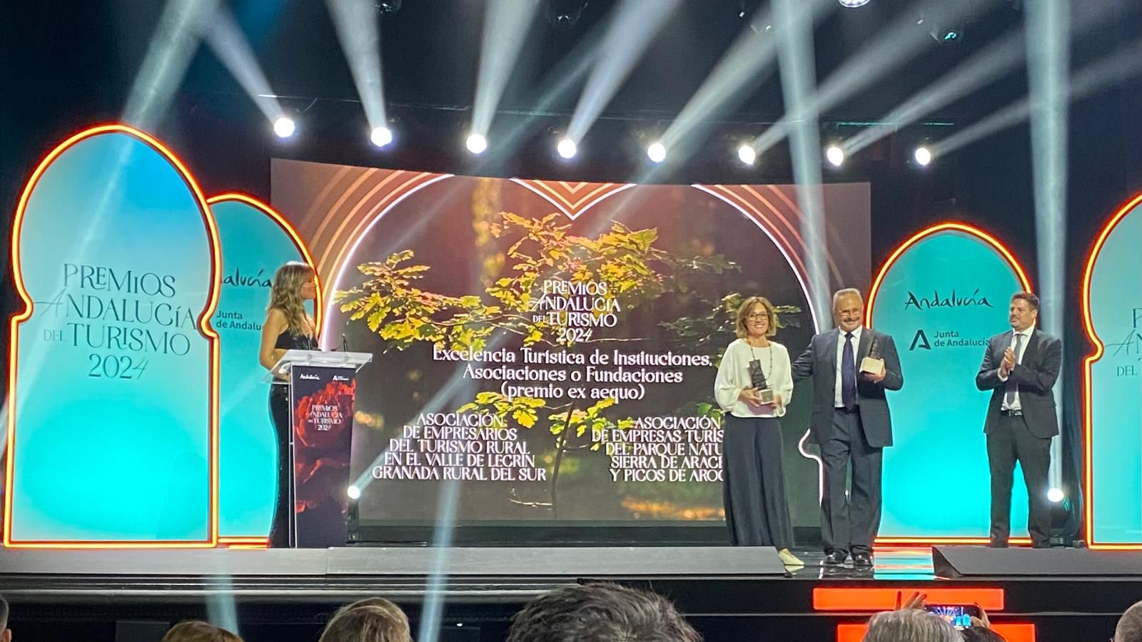 La presidenta de la Asociación,  Cinta Aguilar,  recibiendo el galardón.