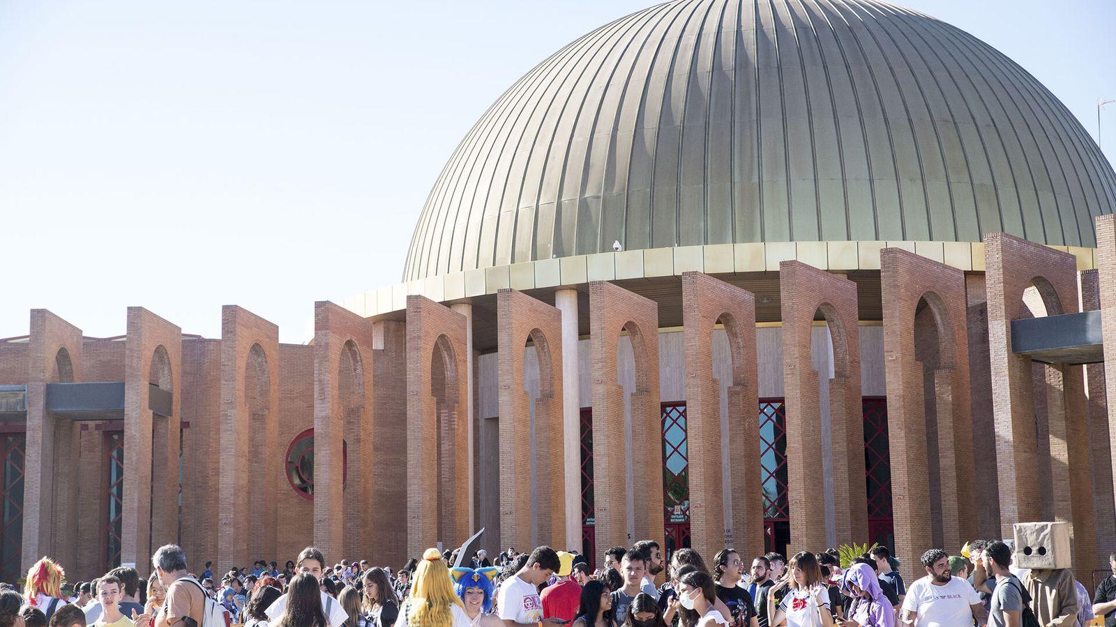 Público de una edición pasada del Mangafest aguarda a la entrada del Palacio de Congresos (Fibes).