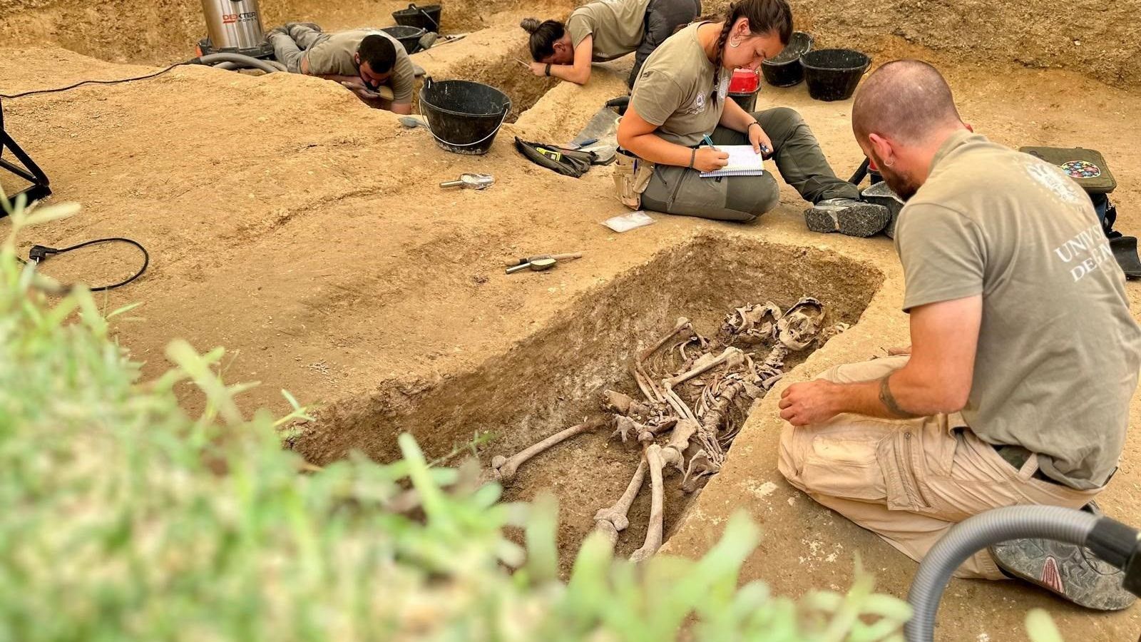 Exhumaciones en una de las fosas comunes del cementerio de La Soledad.