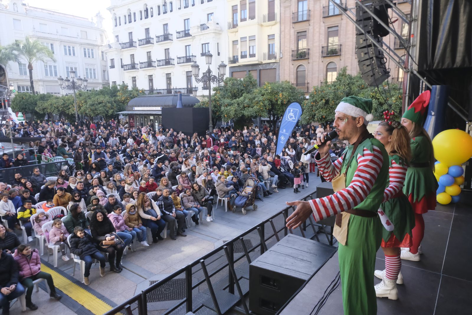 La fiesta infantil de Fin de Año en la plaza de las Tendillas de Córdoba, en imágenes