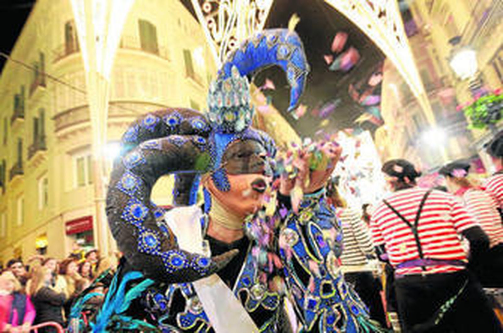 Un arlequín participa de la batalla de las flores en el año 2015.