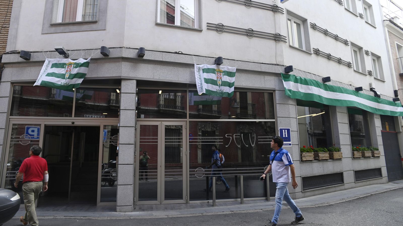 La fachada del Hotel Selu también luce los colores del Córdoba CF.