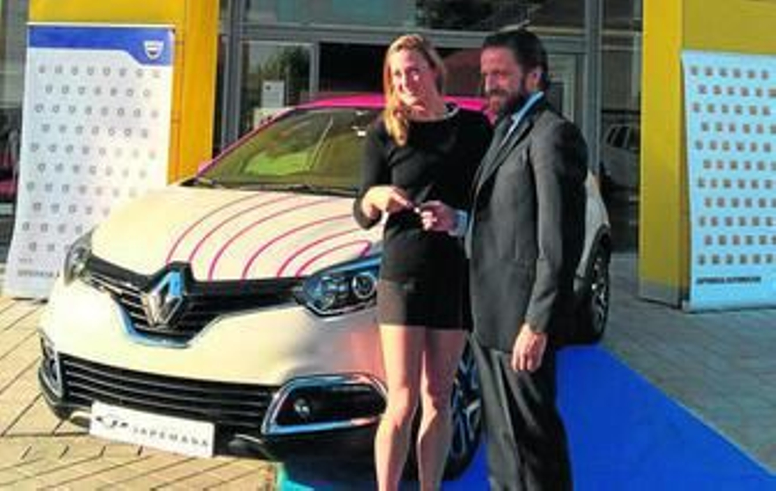 Mireia Belmonte recibe las llaves de  su nuevo coche, regalo del concesionario Japemasa Renault.