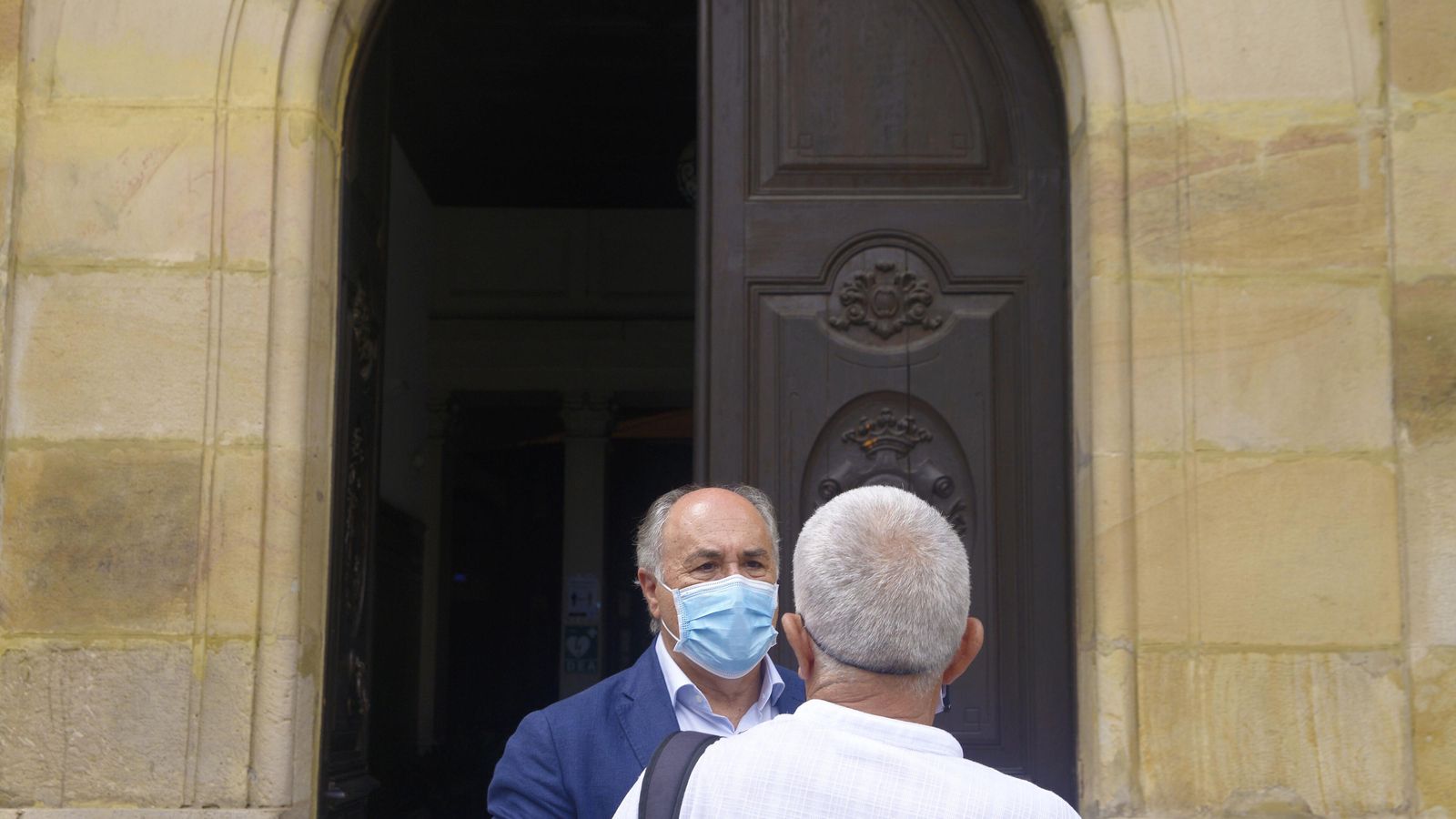 El alcalde de Algeciras, José Ignacio Landaluce, atiende a un vecino a las puertas del Ayuntamiento