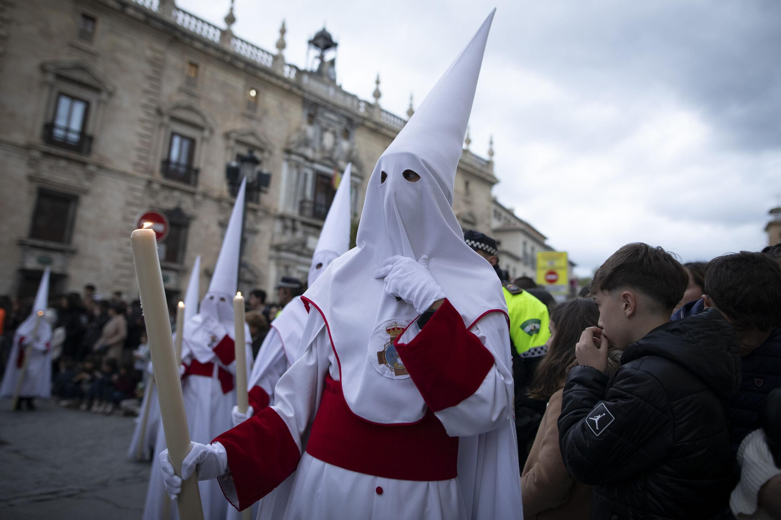 La Aurora alumbra el Jueves Santo de Granada