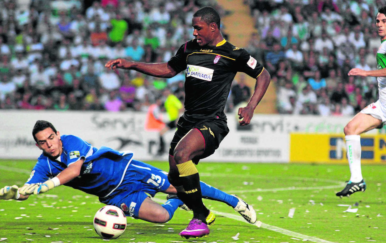 Ighalo regatea a Jaime en el momento previo a marcar un gol histórico