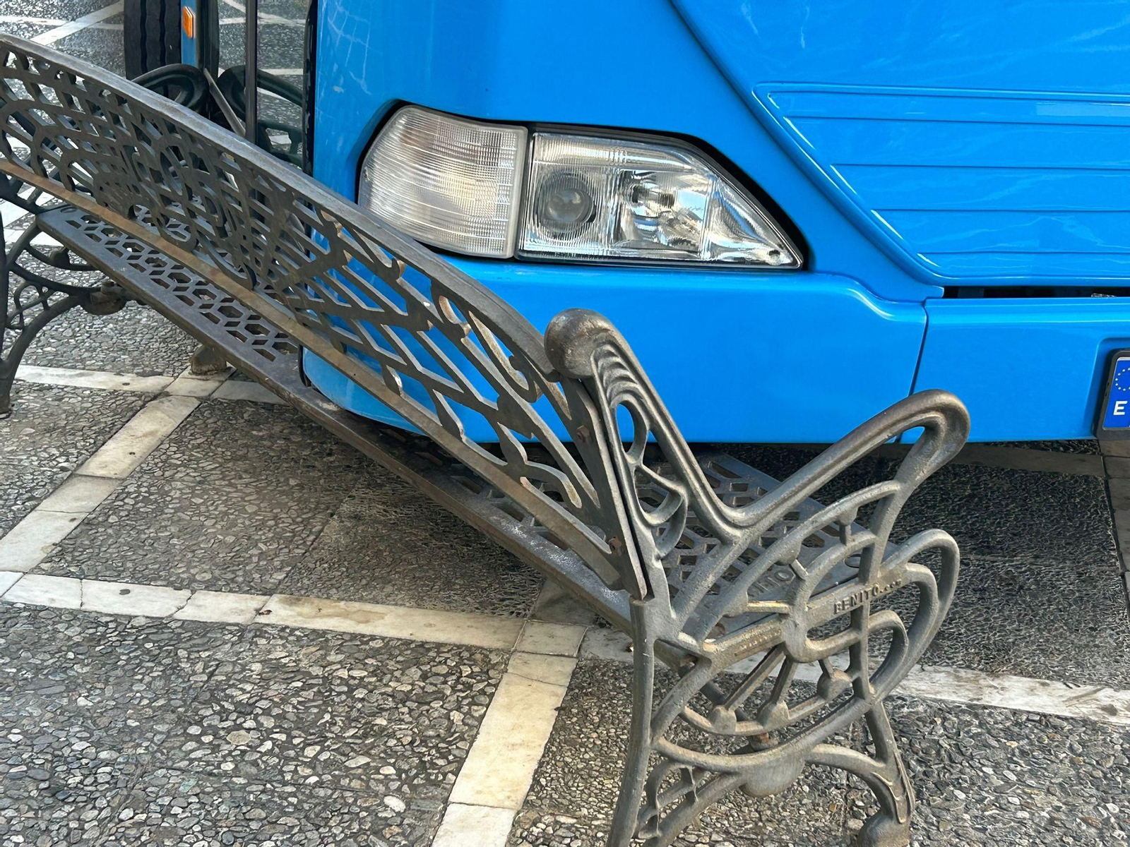 Así ha quedado el autobús urbano de Jerez tras el choque con un banco