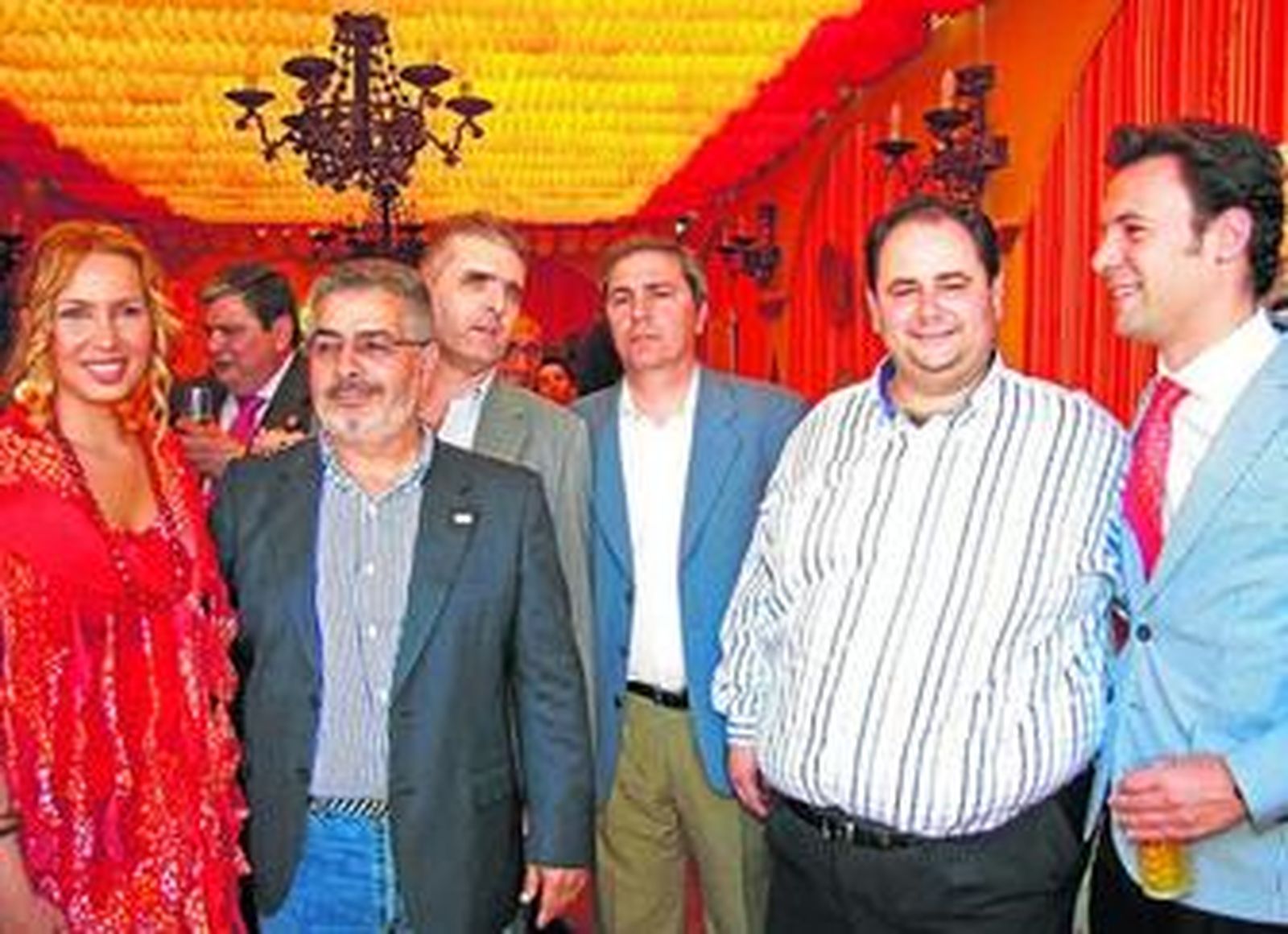 José María Morillo (con barba) y el dueño de Pescados Gori (segundo por la dcha), ayer en la Feria.