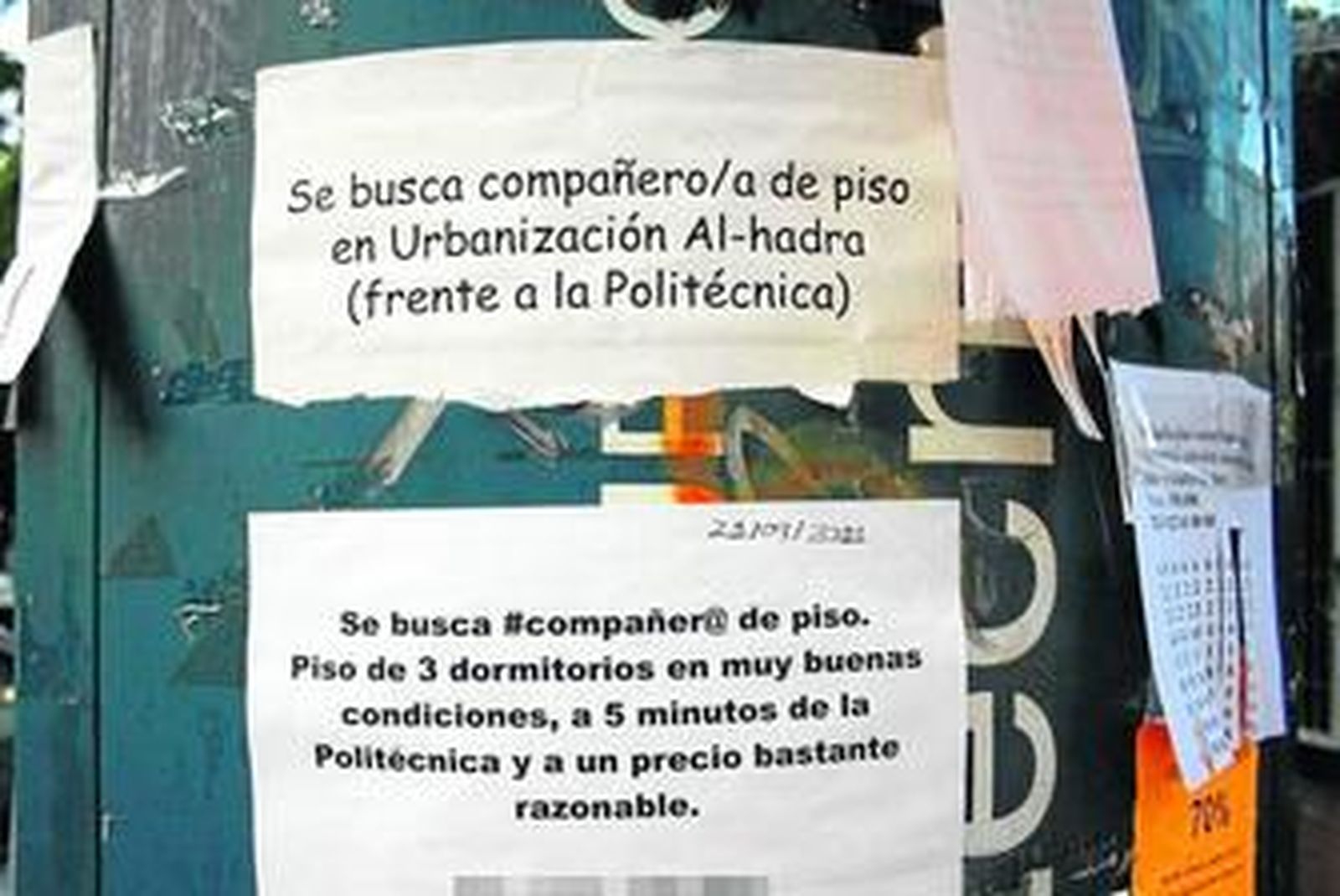 Cartel que anuncia pisos de alquiler para estudiantes cerca de la Escuela Superior Politécnica.