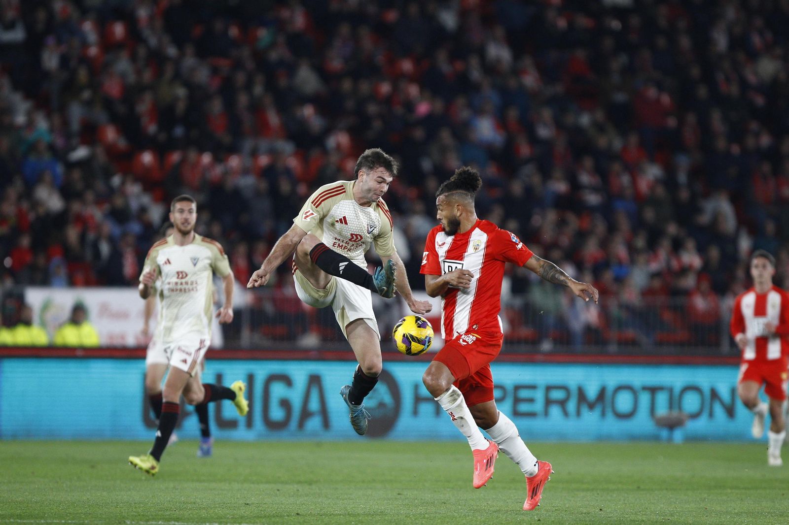 La U.D. Almería se impone por 1-0 al C.D. Mirandés y alcanza la segunda plaza, en imágenes